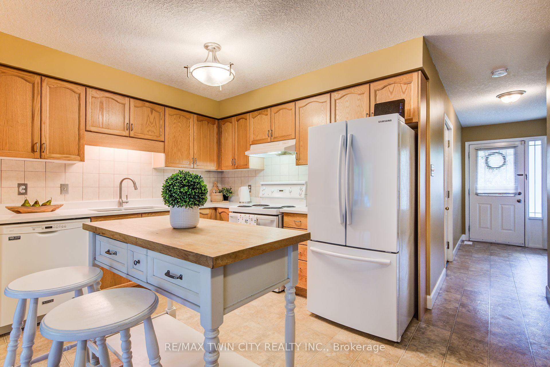 Photo 13 of 454 Annapolis Court, Waterloo — HOMEH