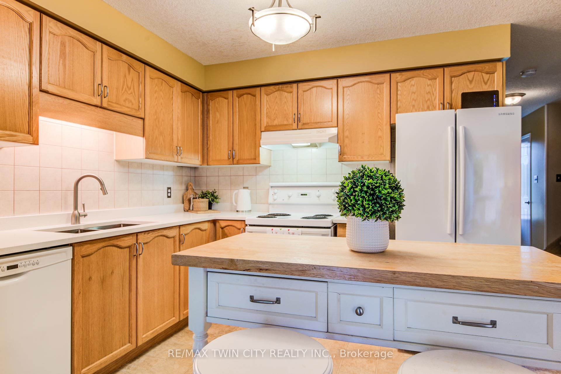 Photo 14 of 454 Annapolis Court, Waterloo — HOMEH