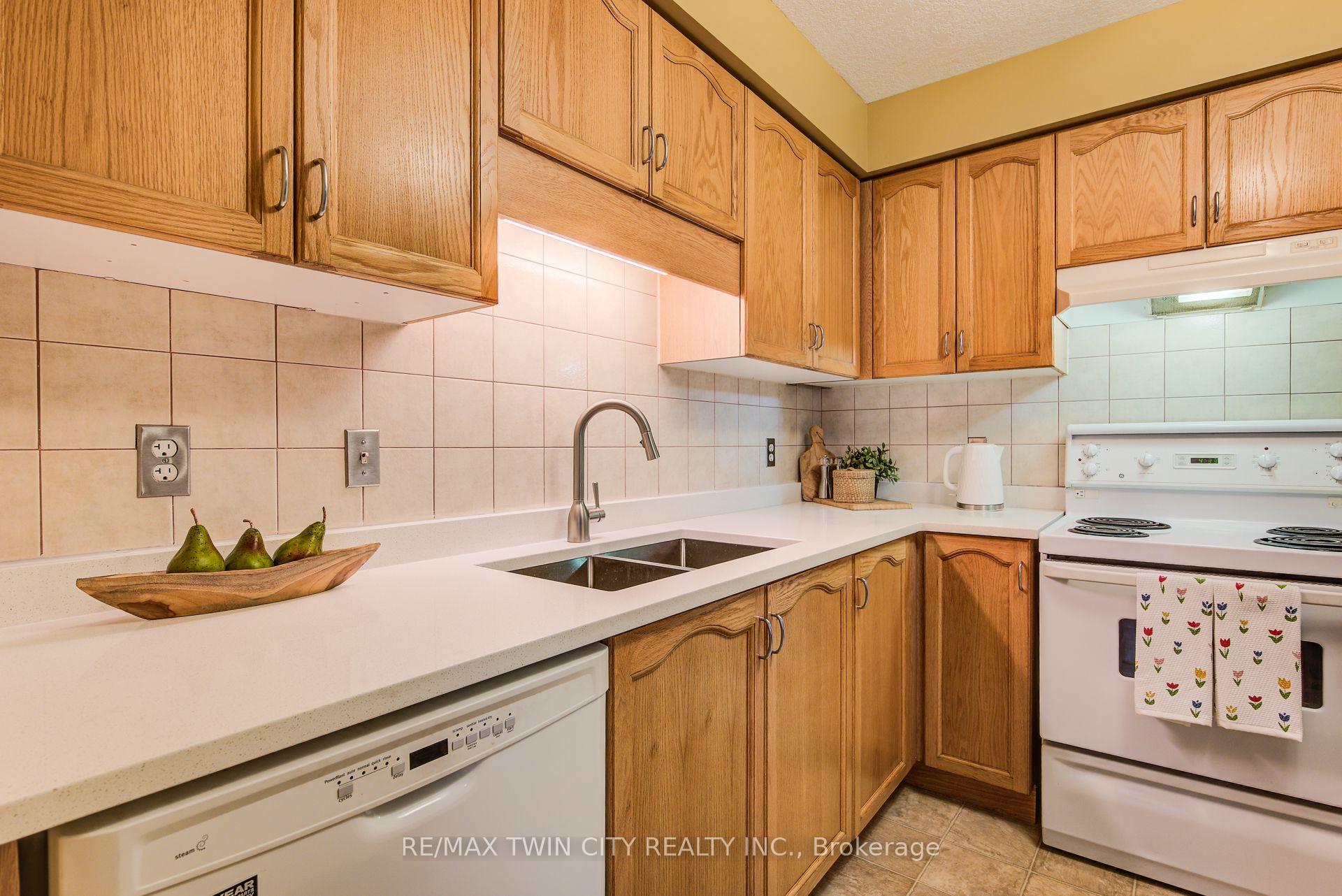 Photo 15 of 454 Annapolis Court, Waterloo — HOMEH