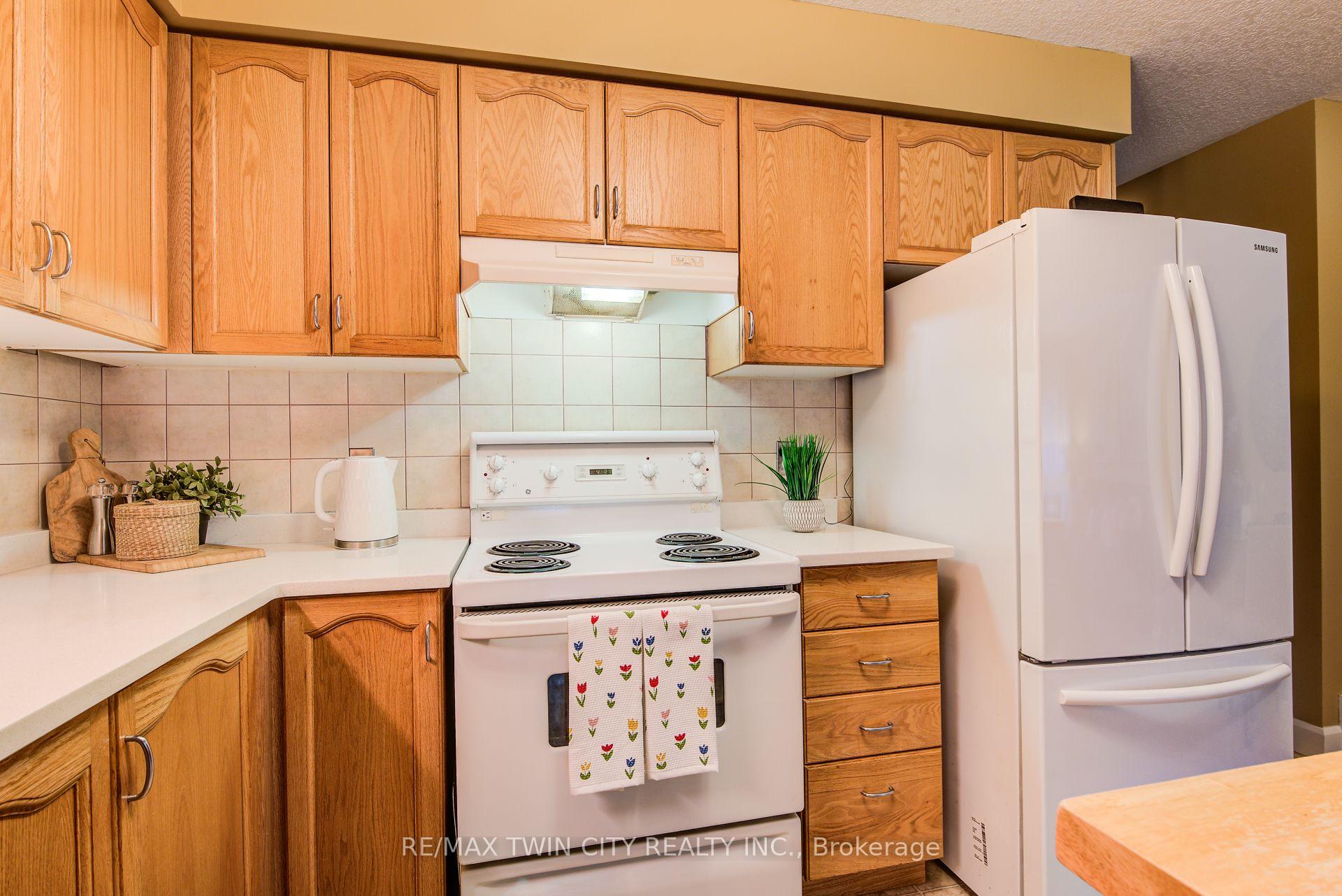 Photo 16 of 454 Annapolis Court, Waterloo — HOMEH