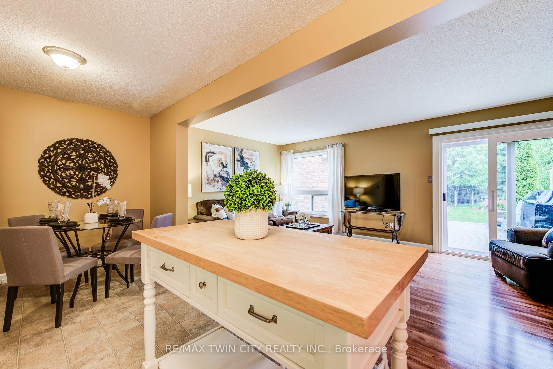 Photo 17 of 454 Annapolis Court, Waterloo — HOMEH