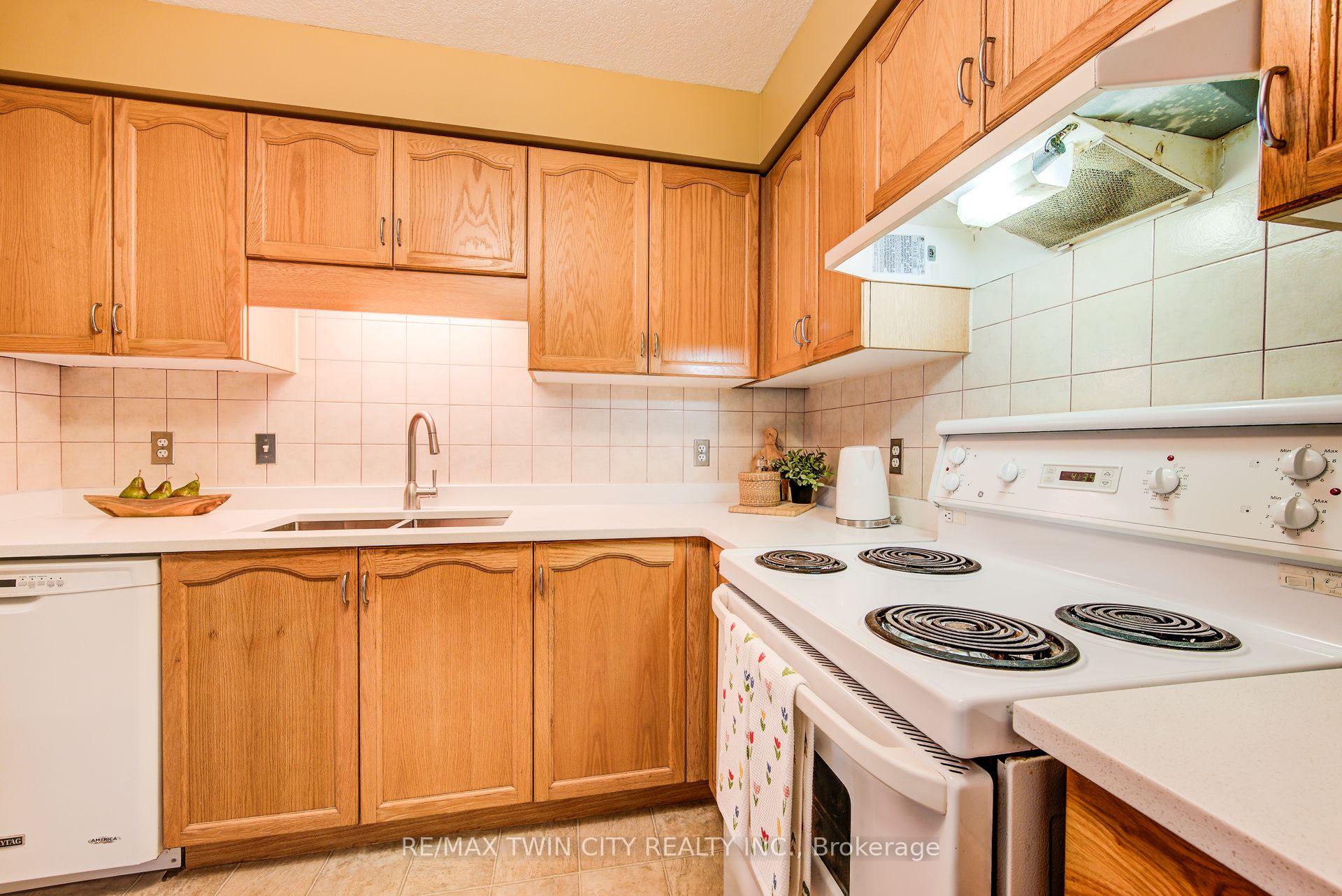 Photo 18 of 454 Annapolis Court, Waterloo — HOMEH