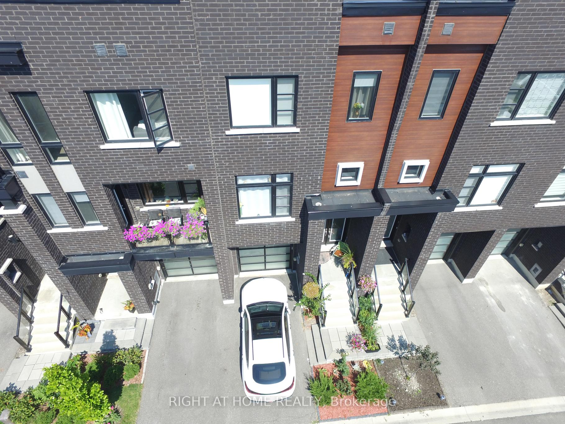 Photo 3 of 12 Laskin Drive, Vaughan, Patterson — HOMEH
