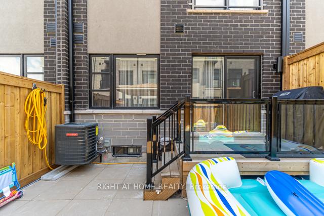 Photo 8 of 12 Laskin Drive, Vaughan, Patterson — HOMEH