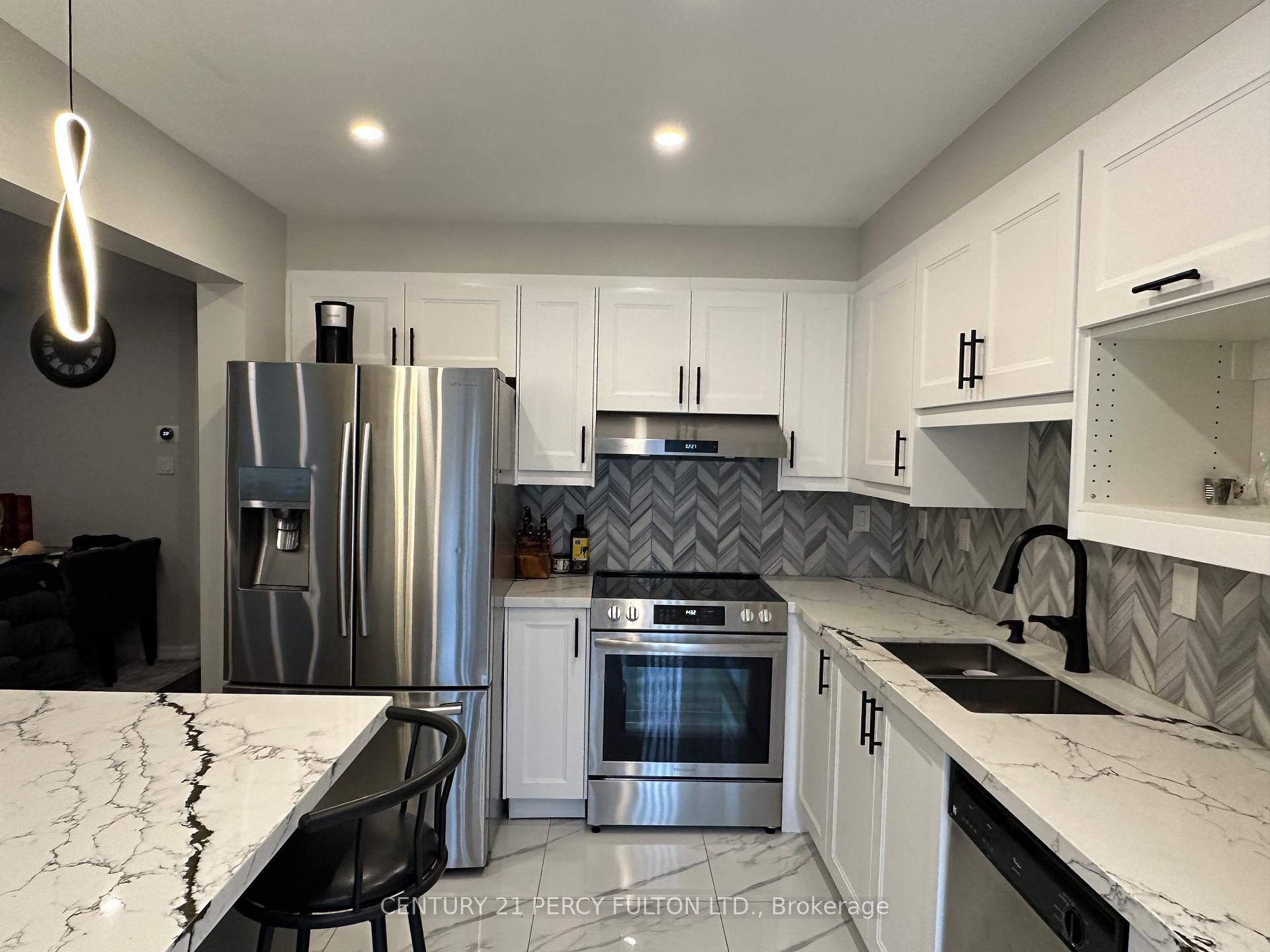 Photo 10 of 123 Brownridge Place, Whitby, Williamsburg — HOMEH