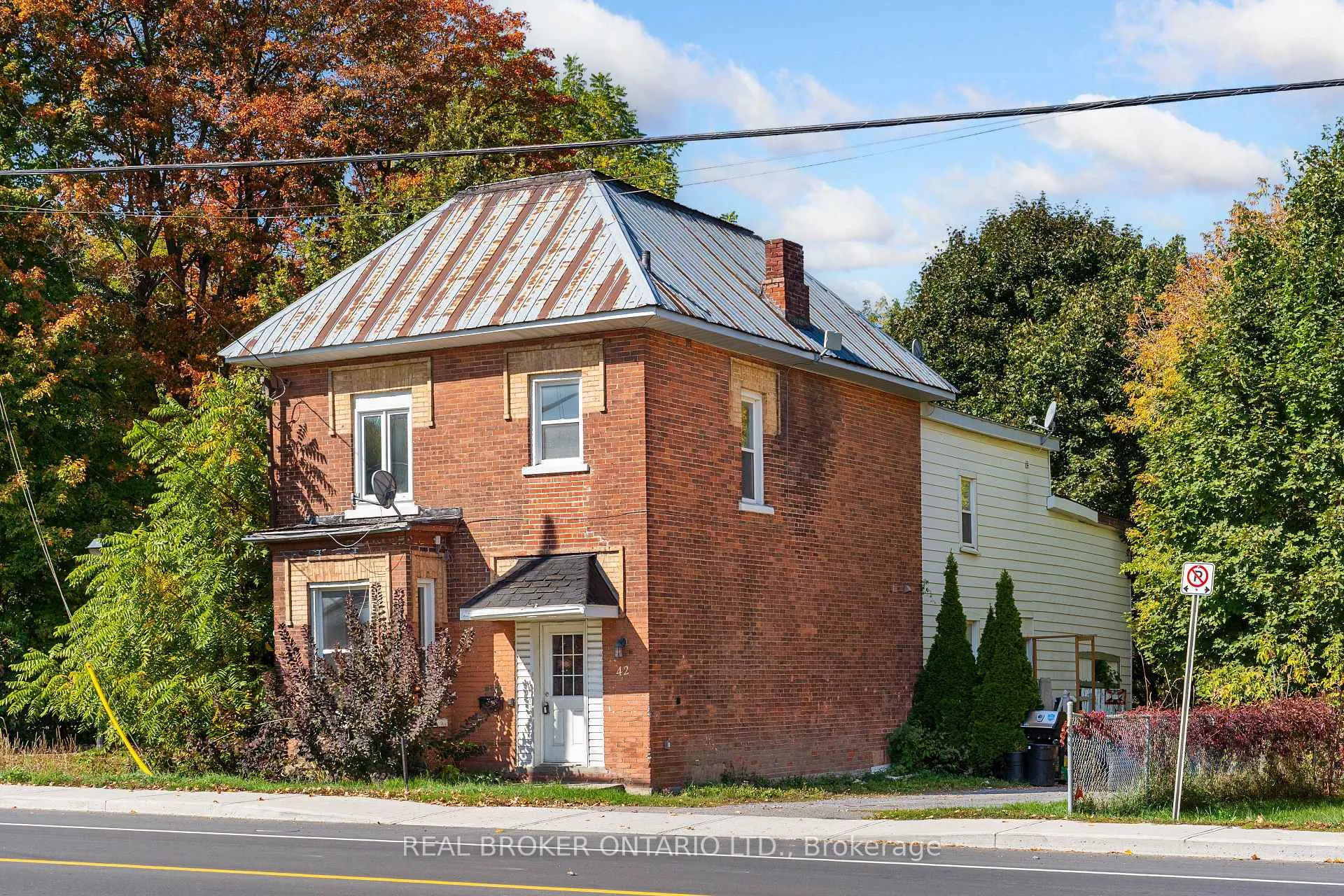 Photo 2 of 42 Daniel Street N, Arnprior — HOMEH