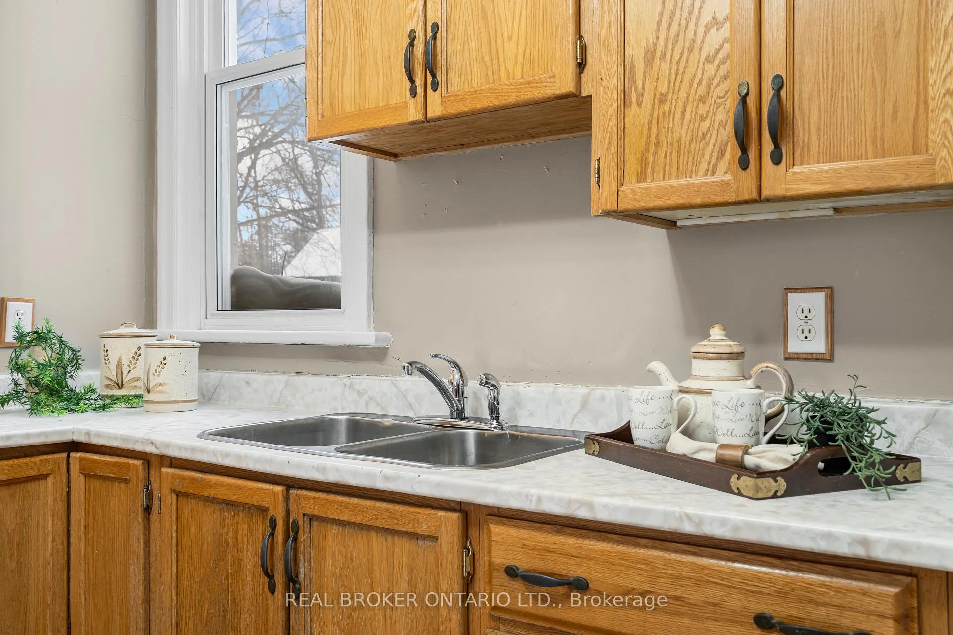 Photo 15 of 42 Daniel Street N, Arnprior — HOMEH