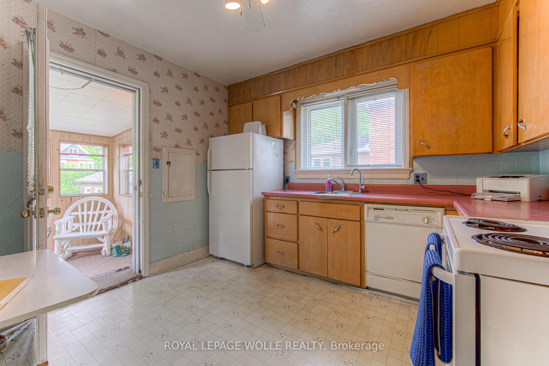 Photo 14 of 56 Roslin Avenue S, Waterloo — HOMEH