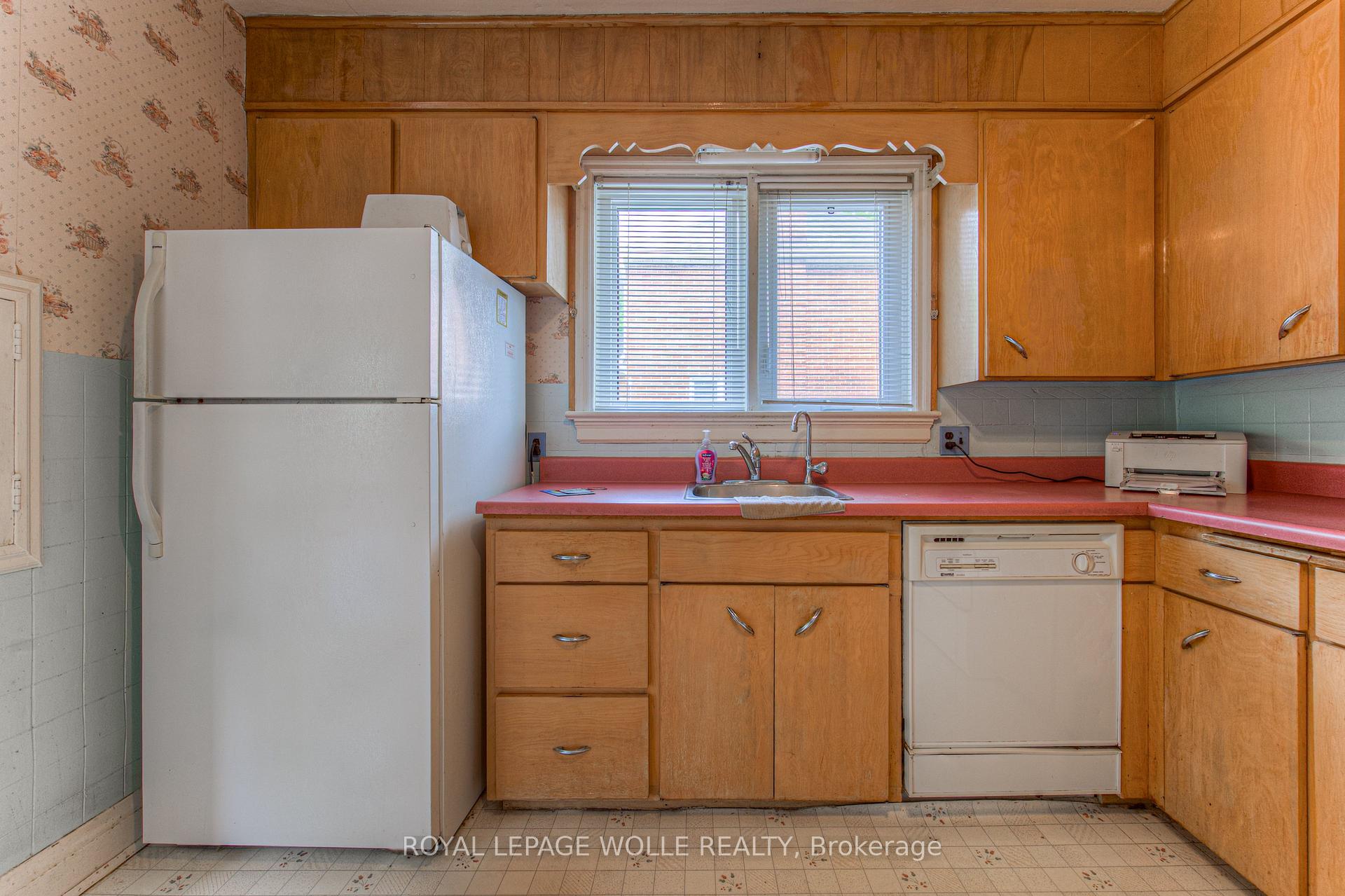 Photo 15 of 56 Roslin Avenue S, Waterloo — HOMEH