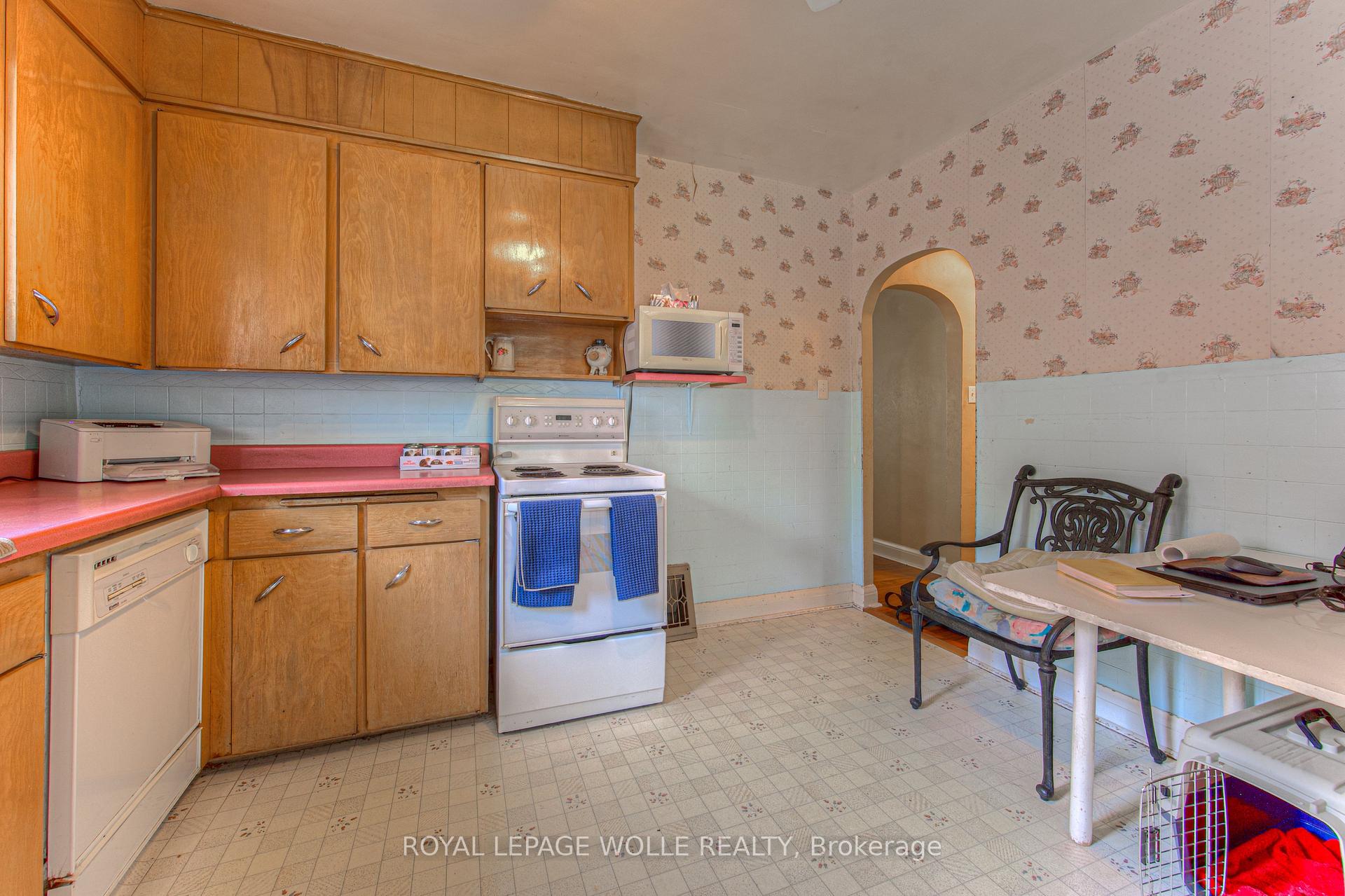 Photo 16 of 56 Roslin Avenue S, Waterloo — HOMEH