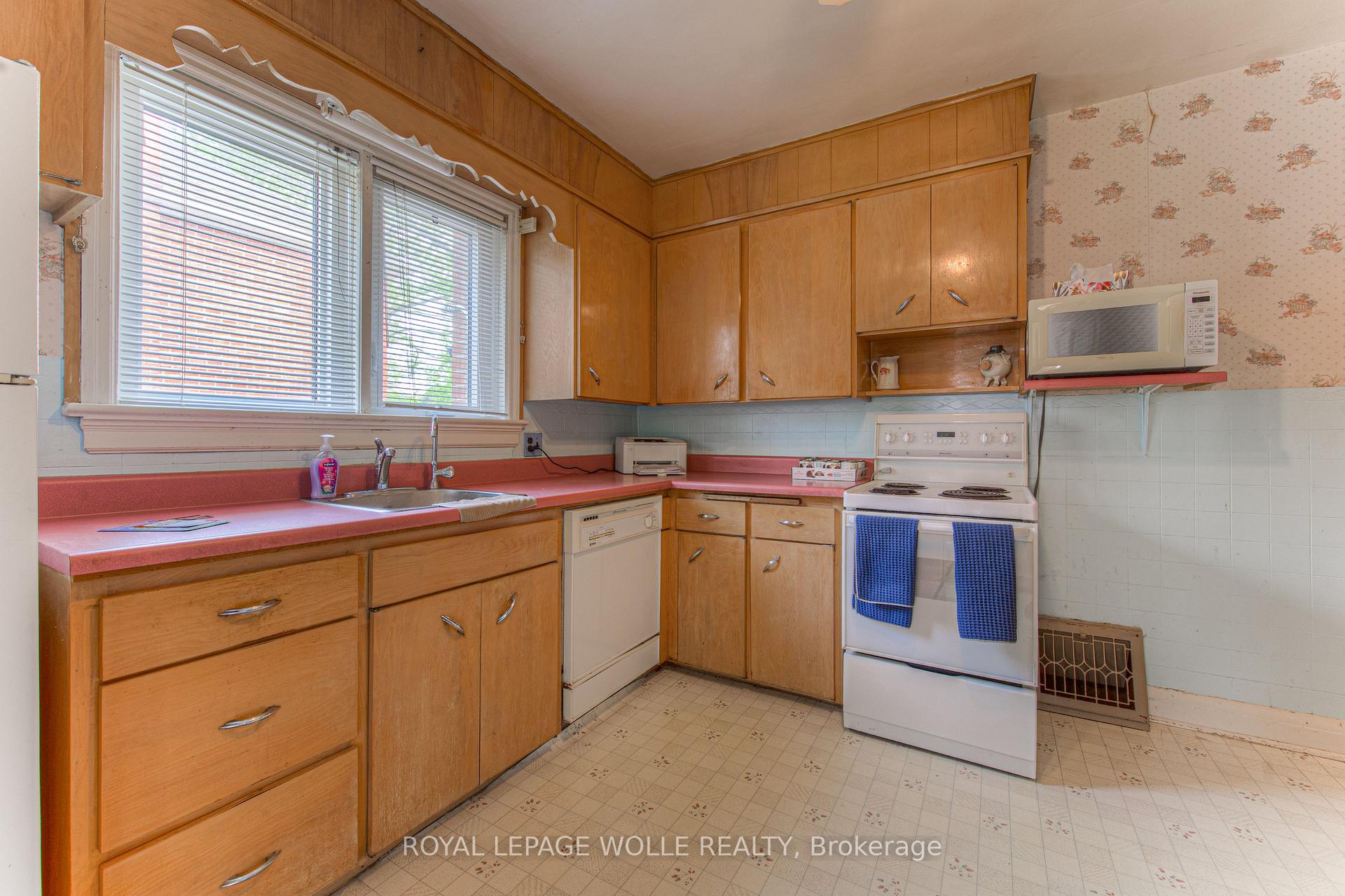 Photo 17 of 56 Roslin Avenue S, Waterloo — HOMEH