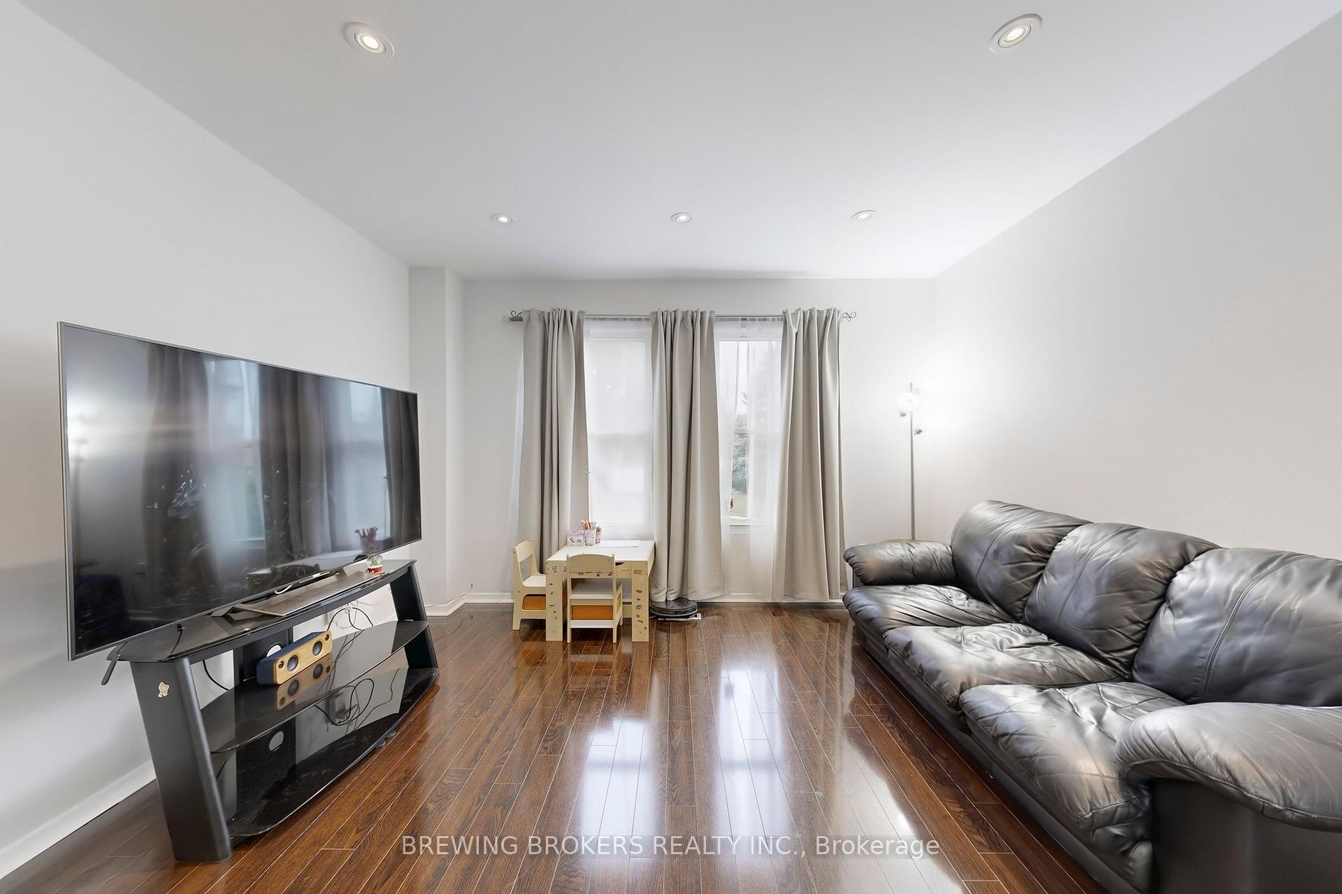 Photo 3 of 78 Colleen Street, Vaughan, Crestwood-Springfarm-Yorkhill — HOMEH