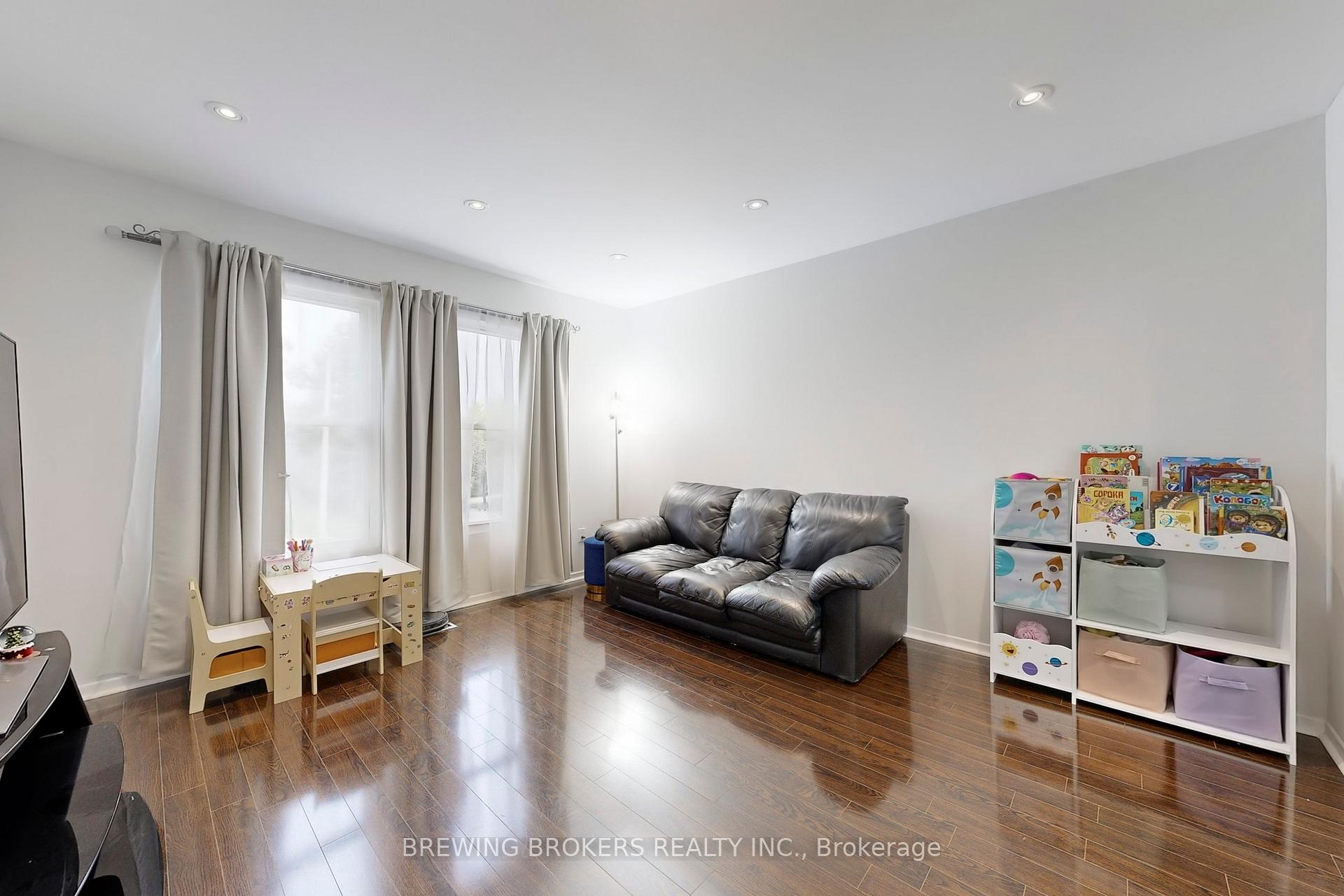 Photo 4 of 78 Colleen Street, Vaughan, Crestwood-Springfarm-Yorkhill — HOMEH