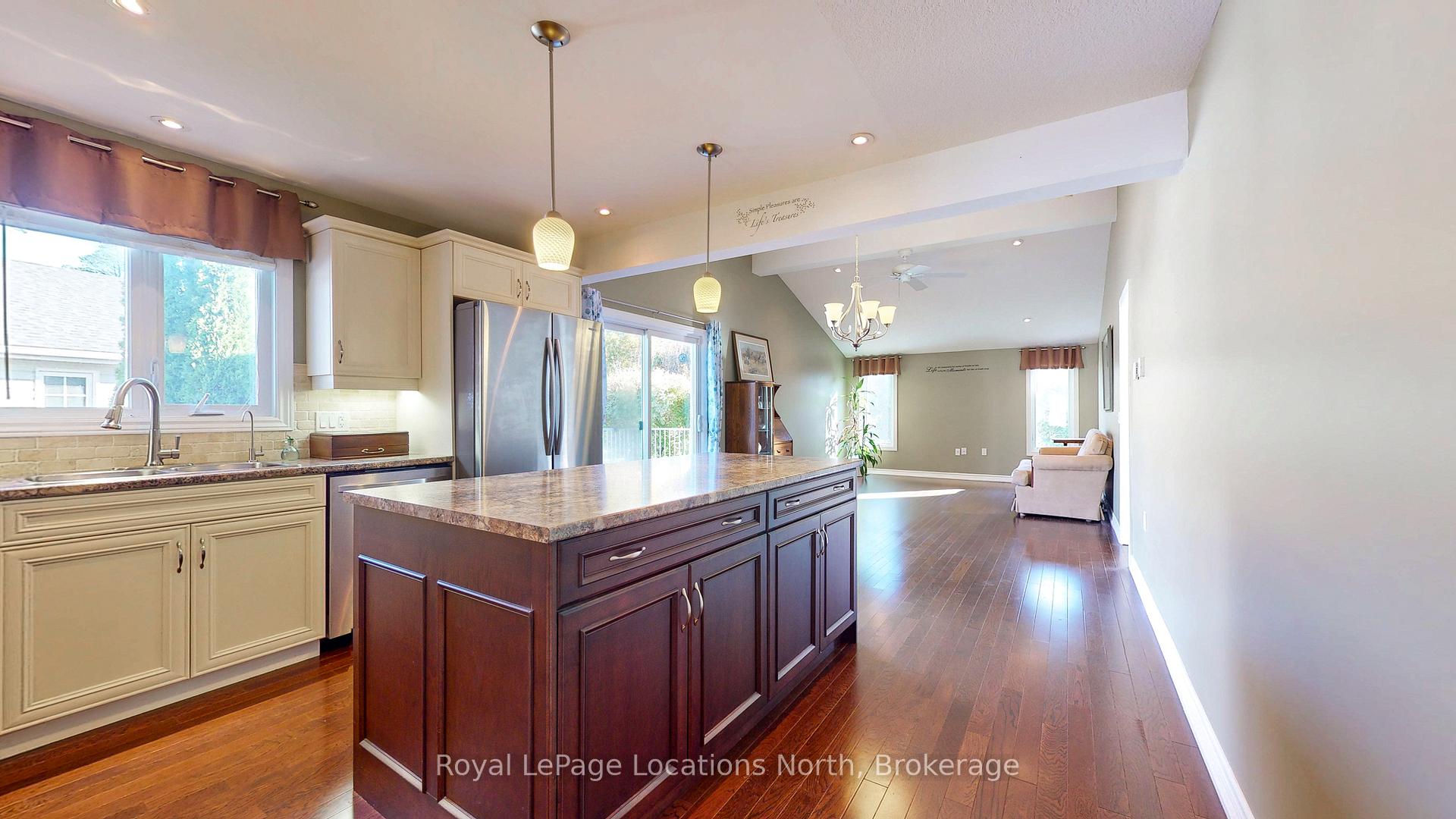 Photo 11 of 92 New York Avenue, Wasaga Beach — HOMEH