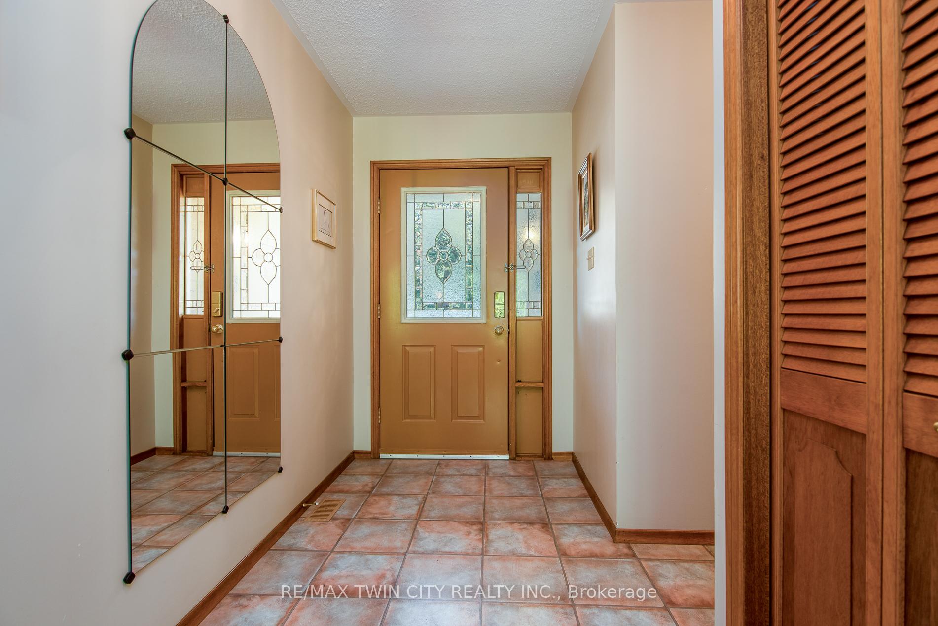 Photo 5 of 367 Northlake Drive E, Waterloo — HOMEH
