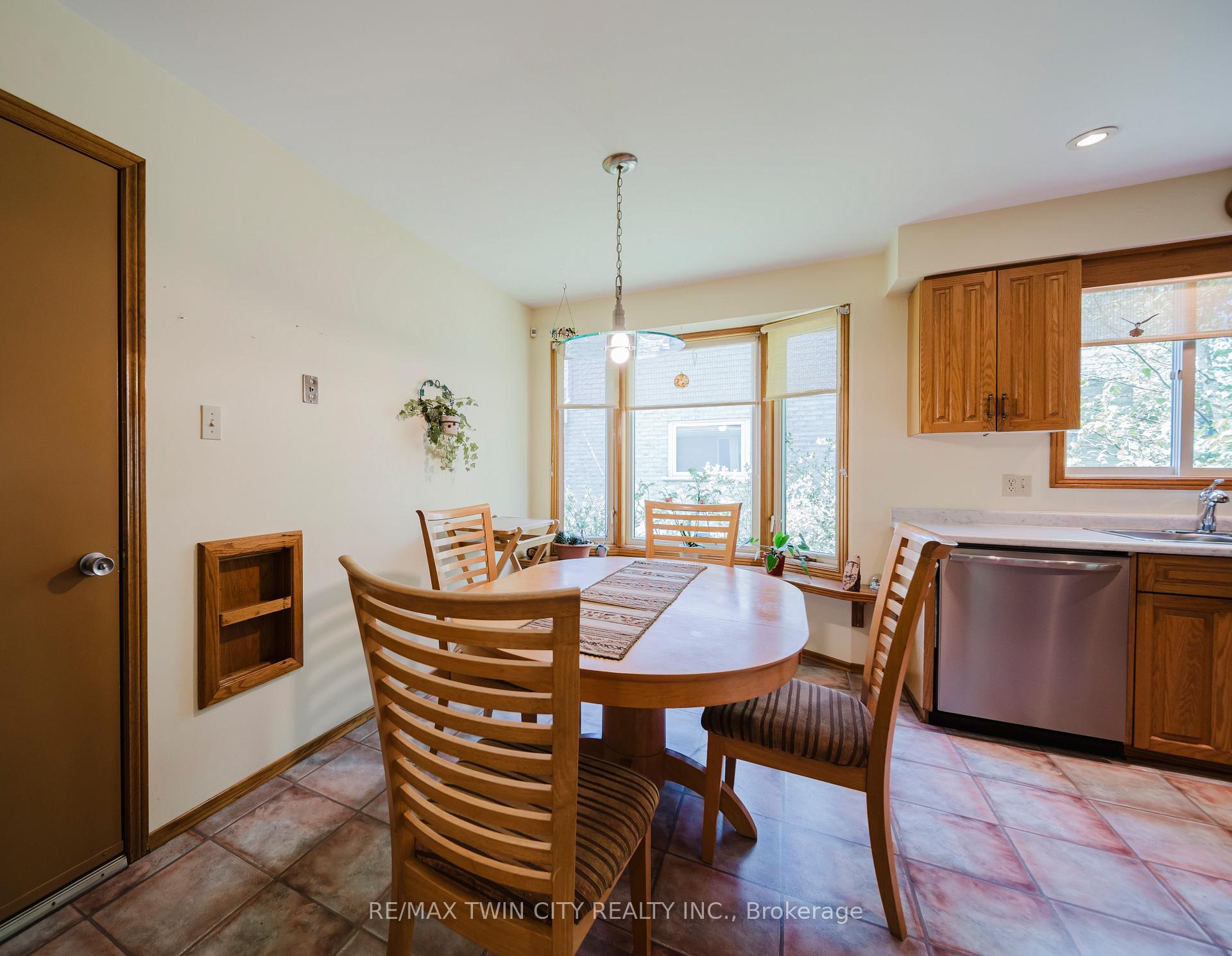 Photo 13 of 367 Northlake Drive E, Waterloo — HOMEH