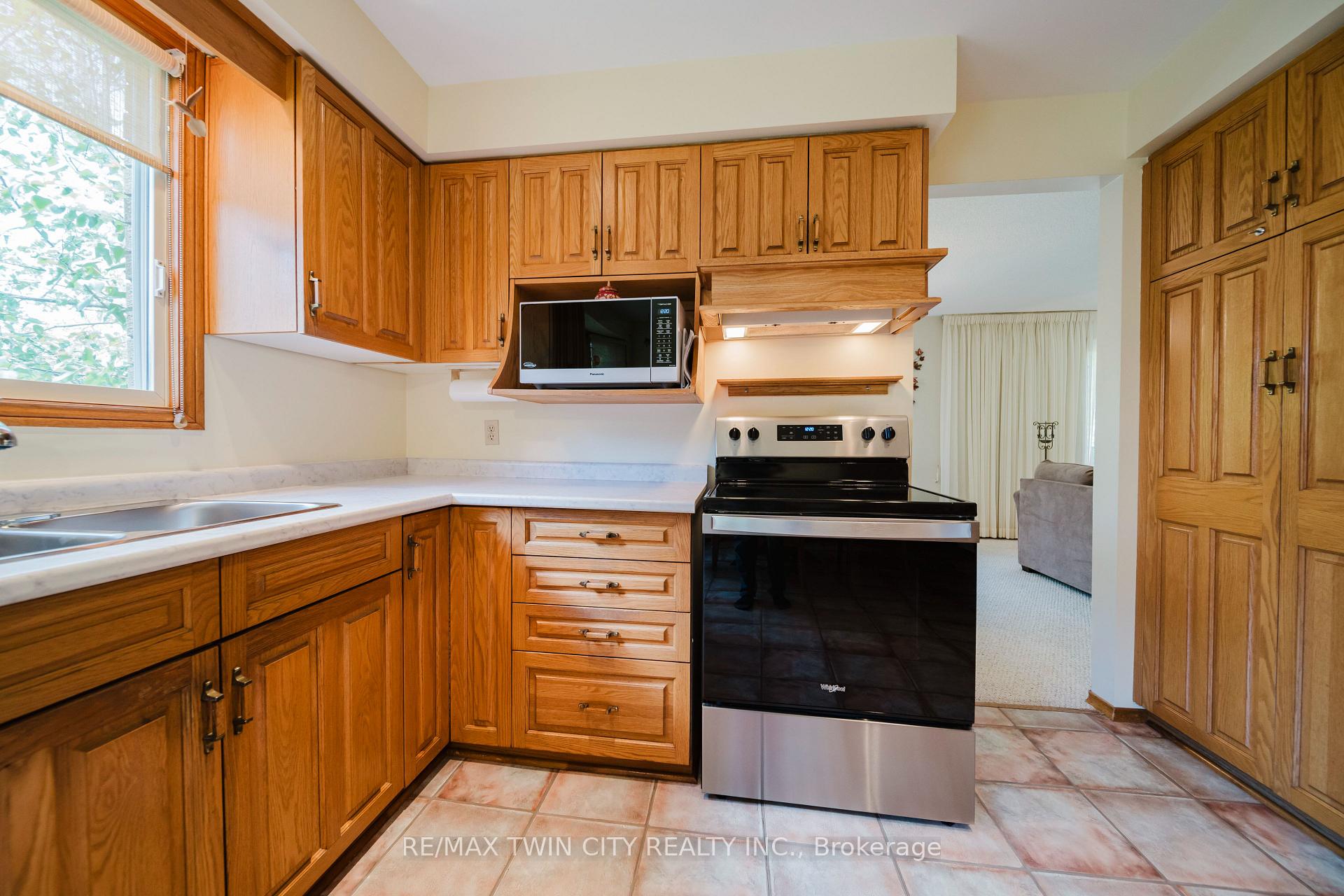 Photo 14 of 367 Northlake Drive E, Waterloo — HOMEH