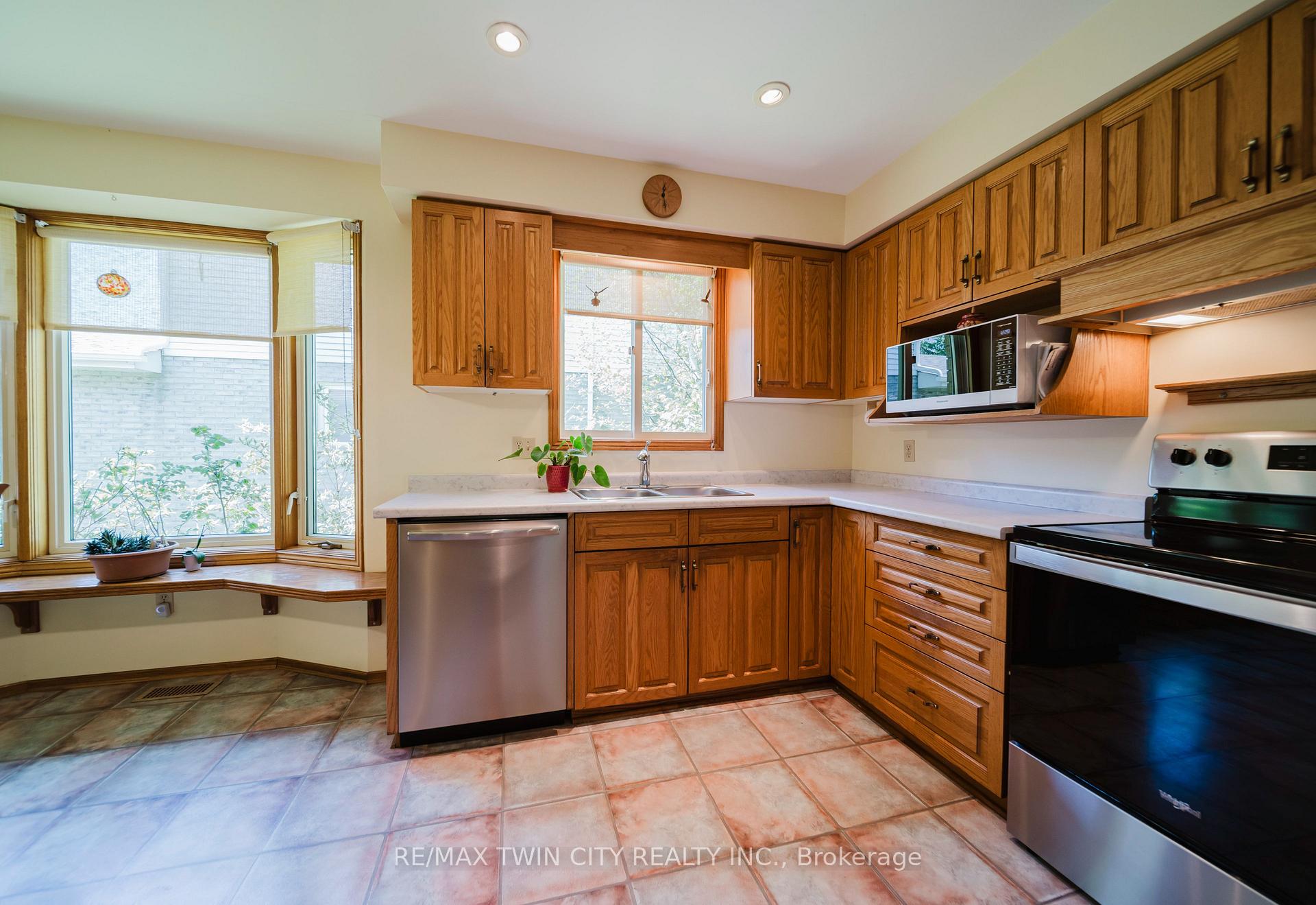 Photo 17 of 367 Northlake Drive E, Waterloo — HOMEH