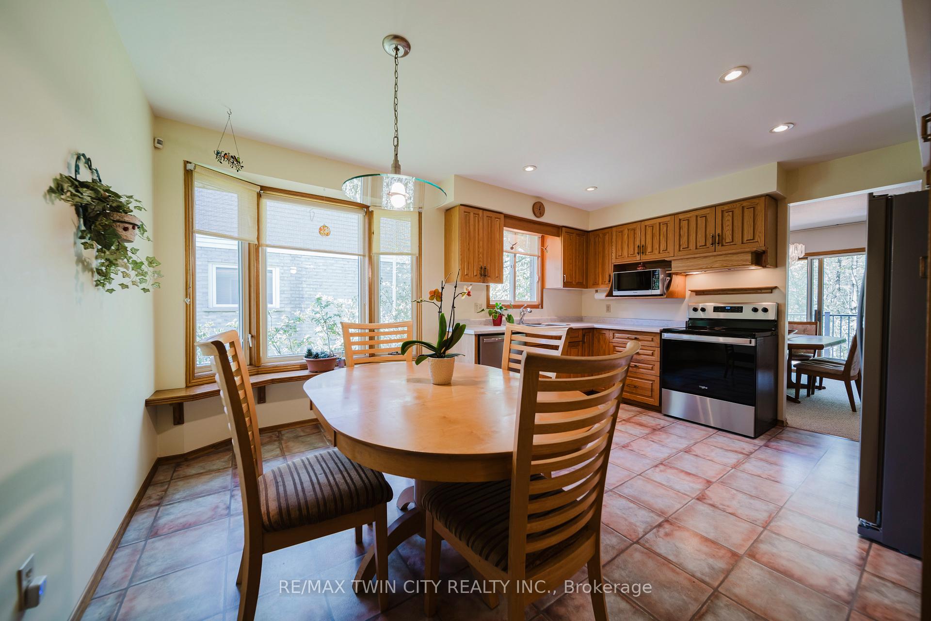Photo 20 of 367 Northlake Drive E, Waterloo — HOMEH