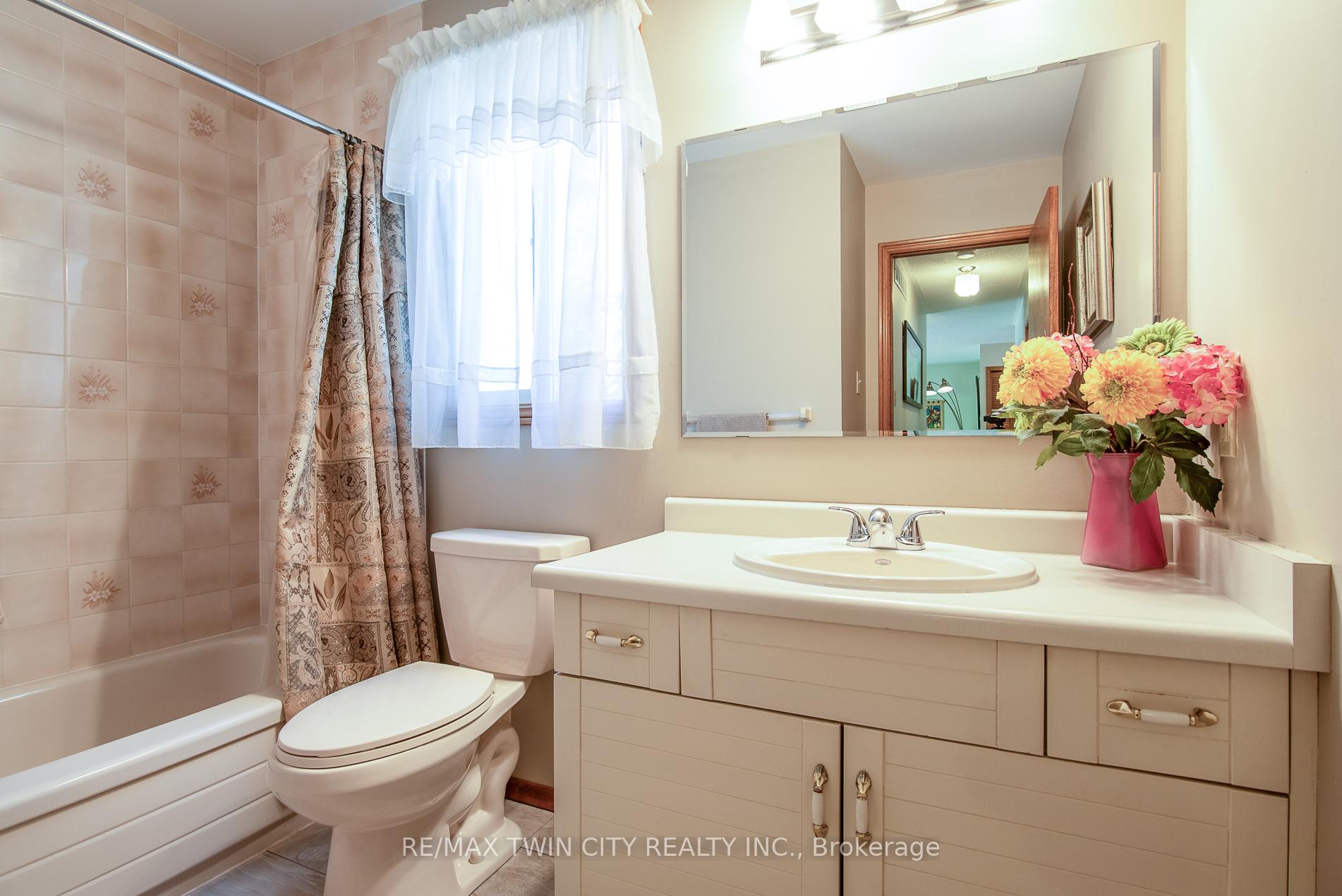Photo 25 of 367 Northlake Drive E, Waterloo — HOMEH