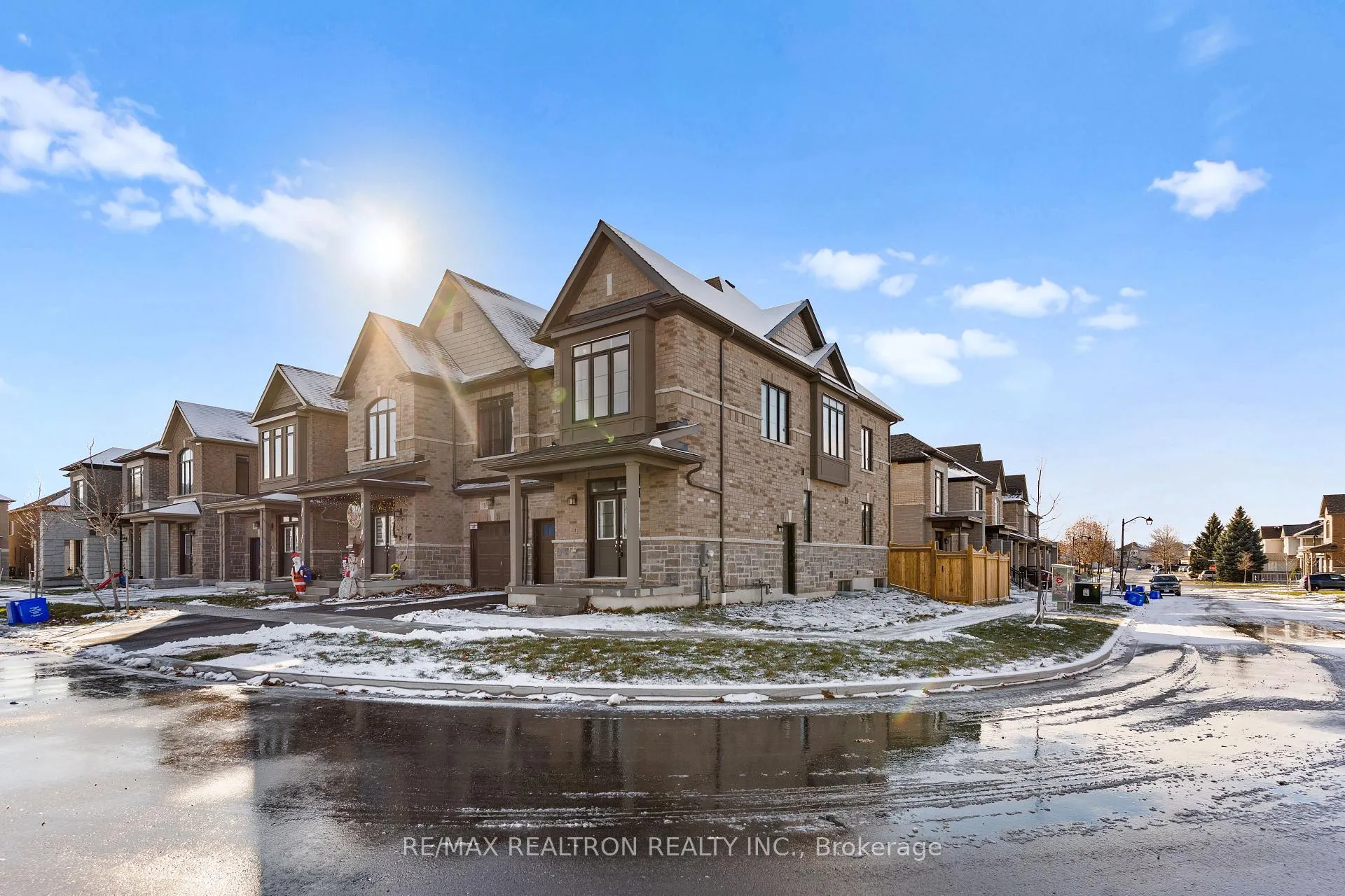 Photo 2 of 15 Waterfront Crescent, Whitby, Port Whitby — HOMEH