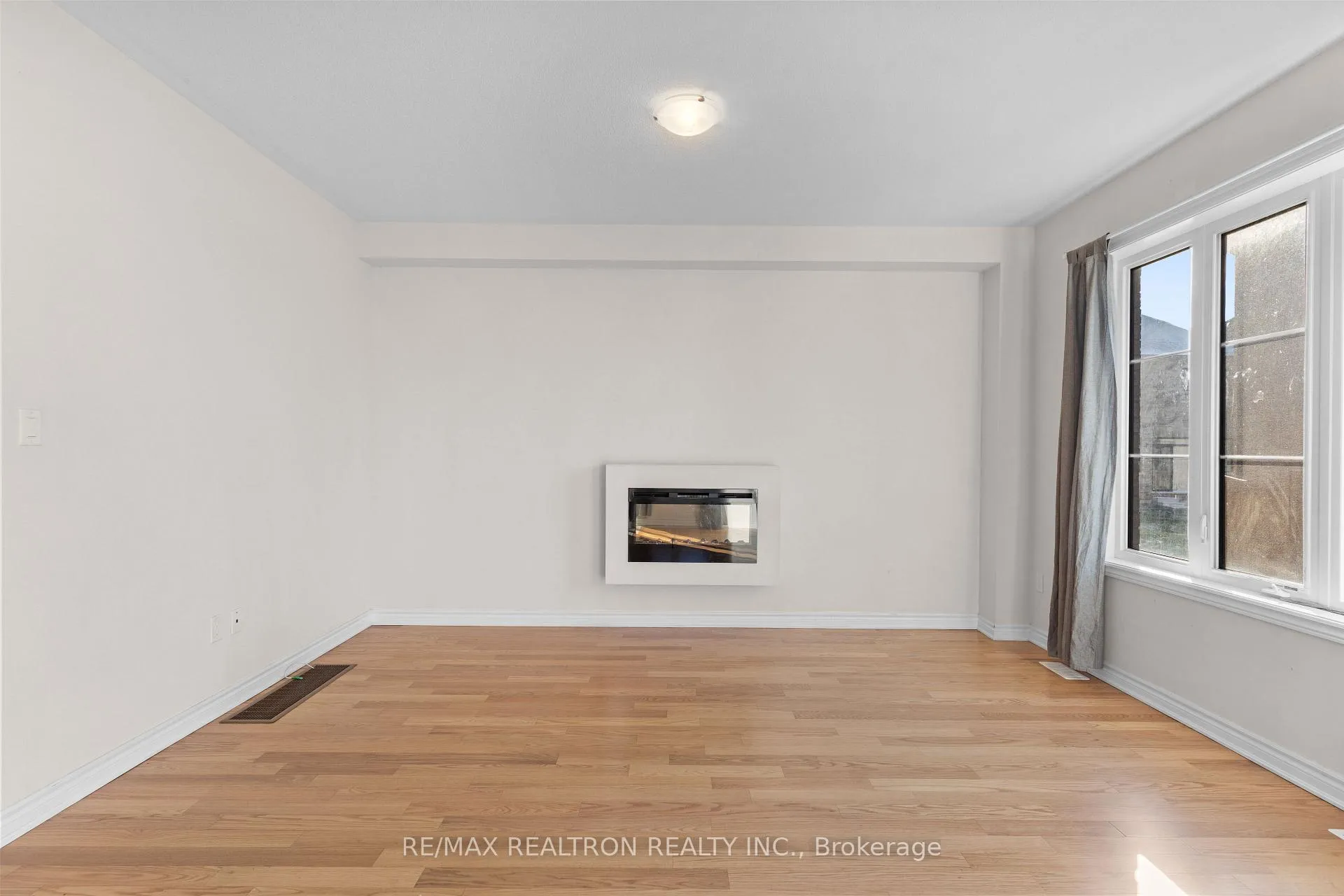 Photo 11 of 15 Waterfront Crescent, Whitby, Port Whitby — HOMEH