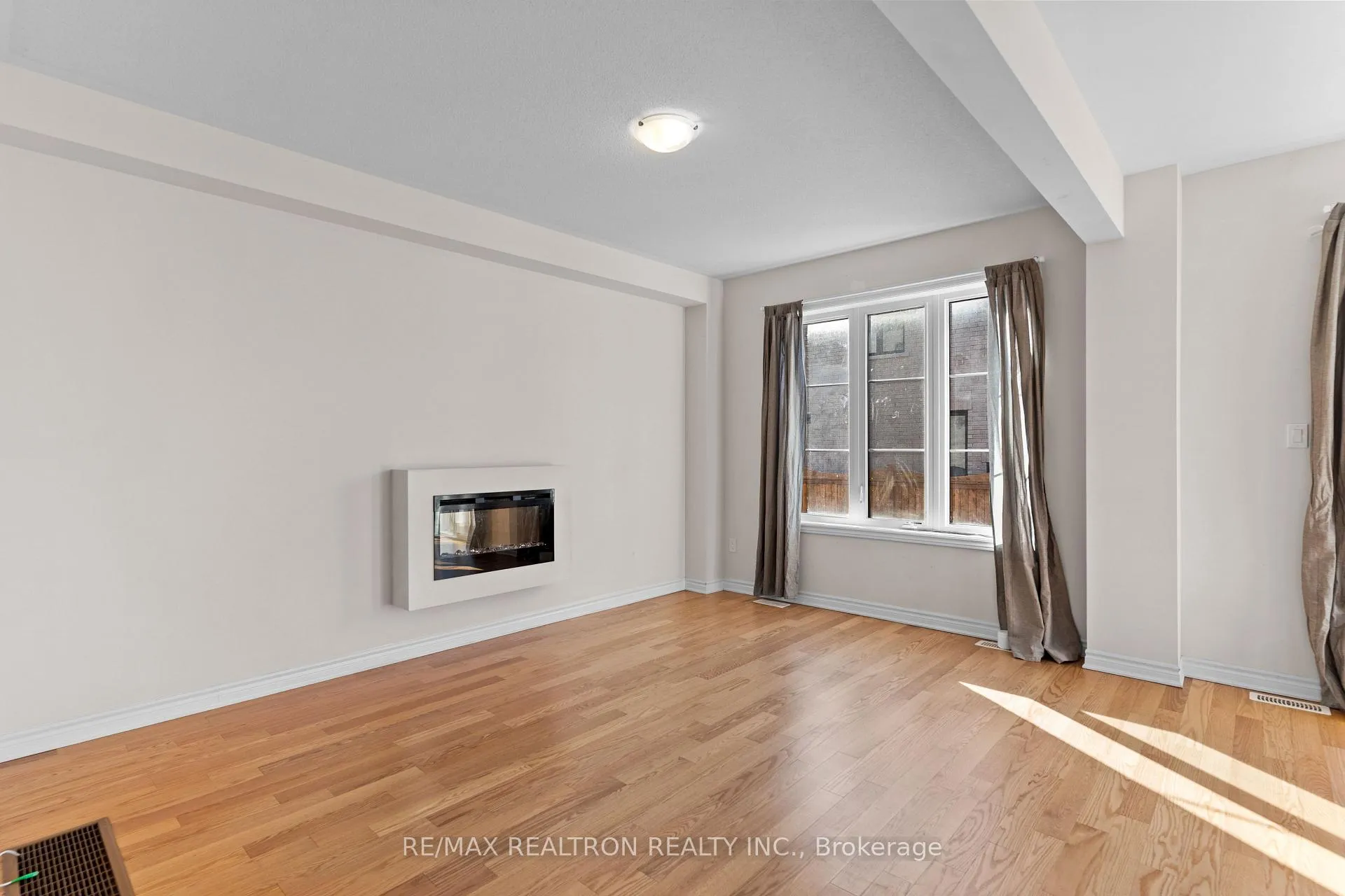 Photo 12 of 15 Waterfront Crescent, Whitby, Port Whitby — HOMEH