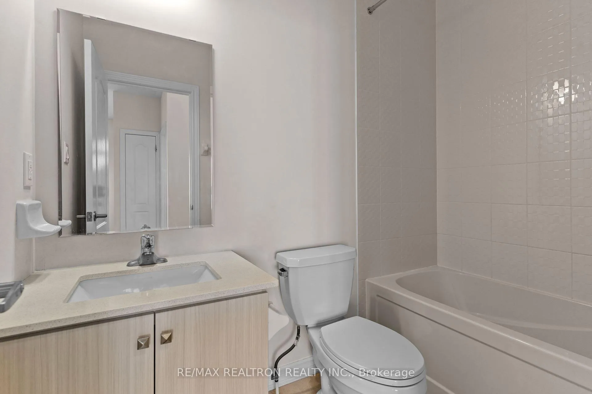 Photo 23 of 15 Waterfront Crescent, Whitby, Port Whitby — HOMEH