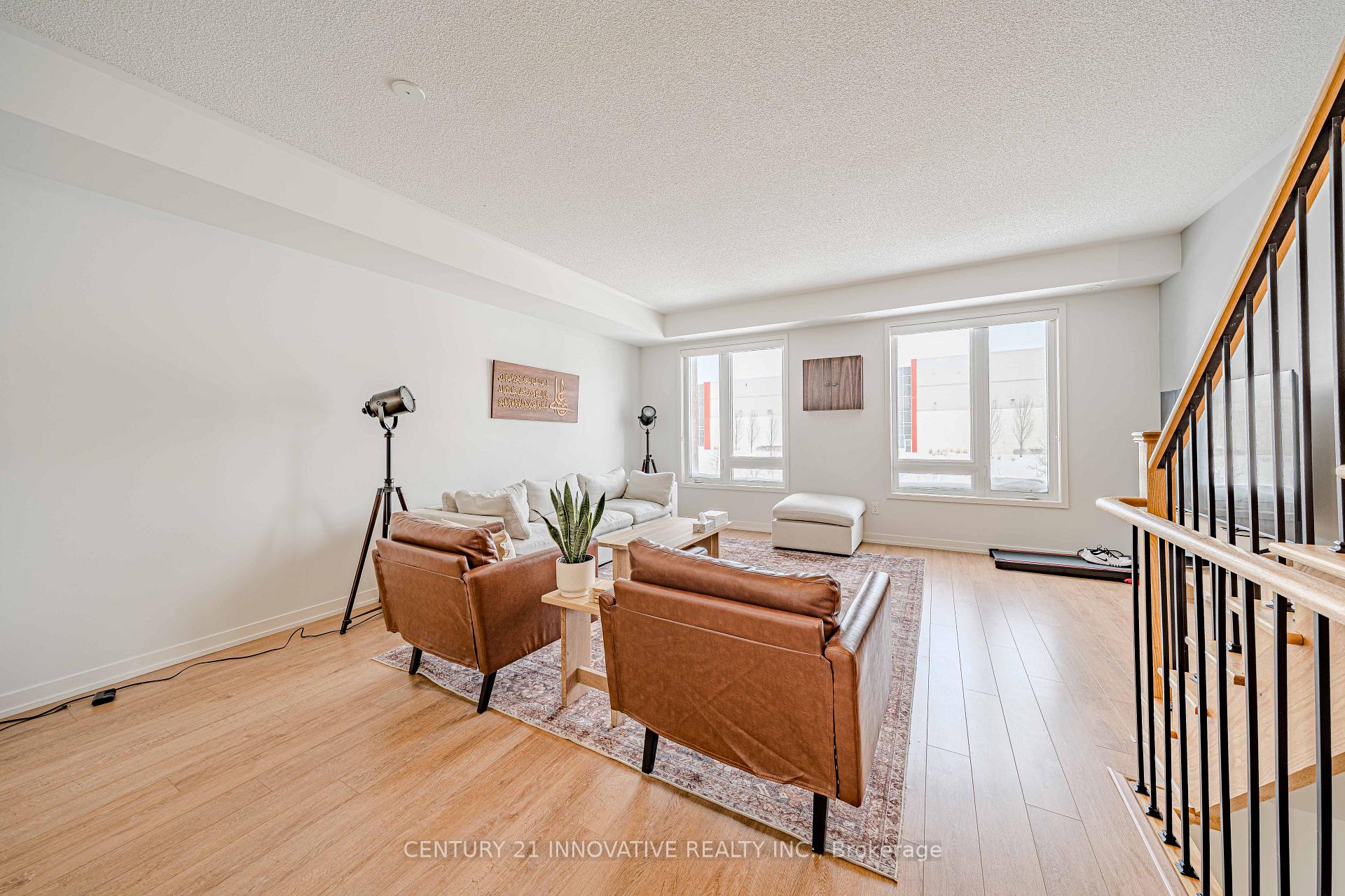 Photo 4 of 144 Salterton Circle, Vaughan, Maple — HOMEH