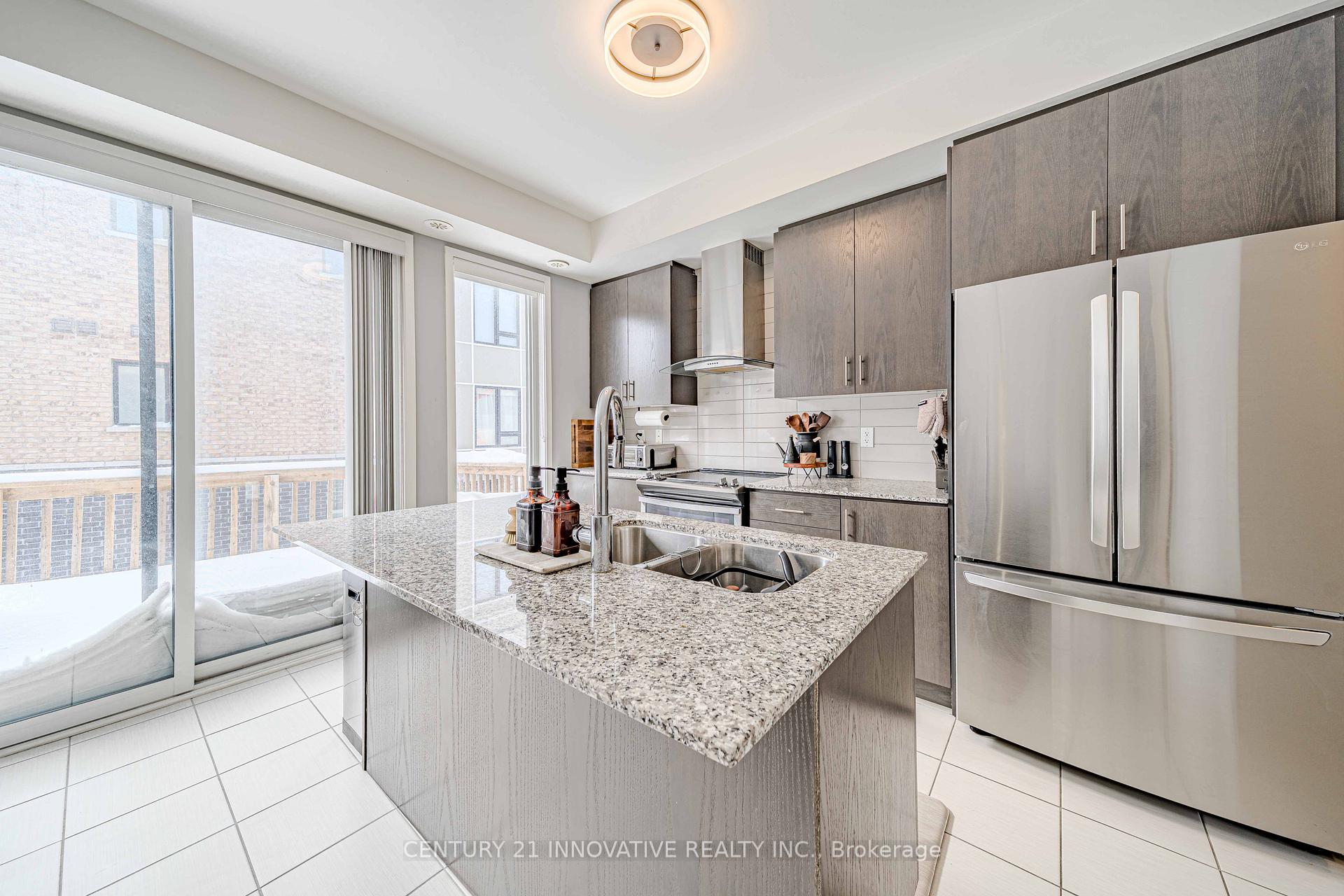 Photo 5 of 144 Salterton Circle, Vaughan, Maple — HOMEH