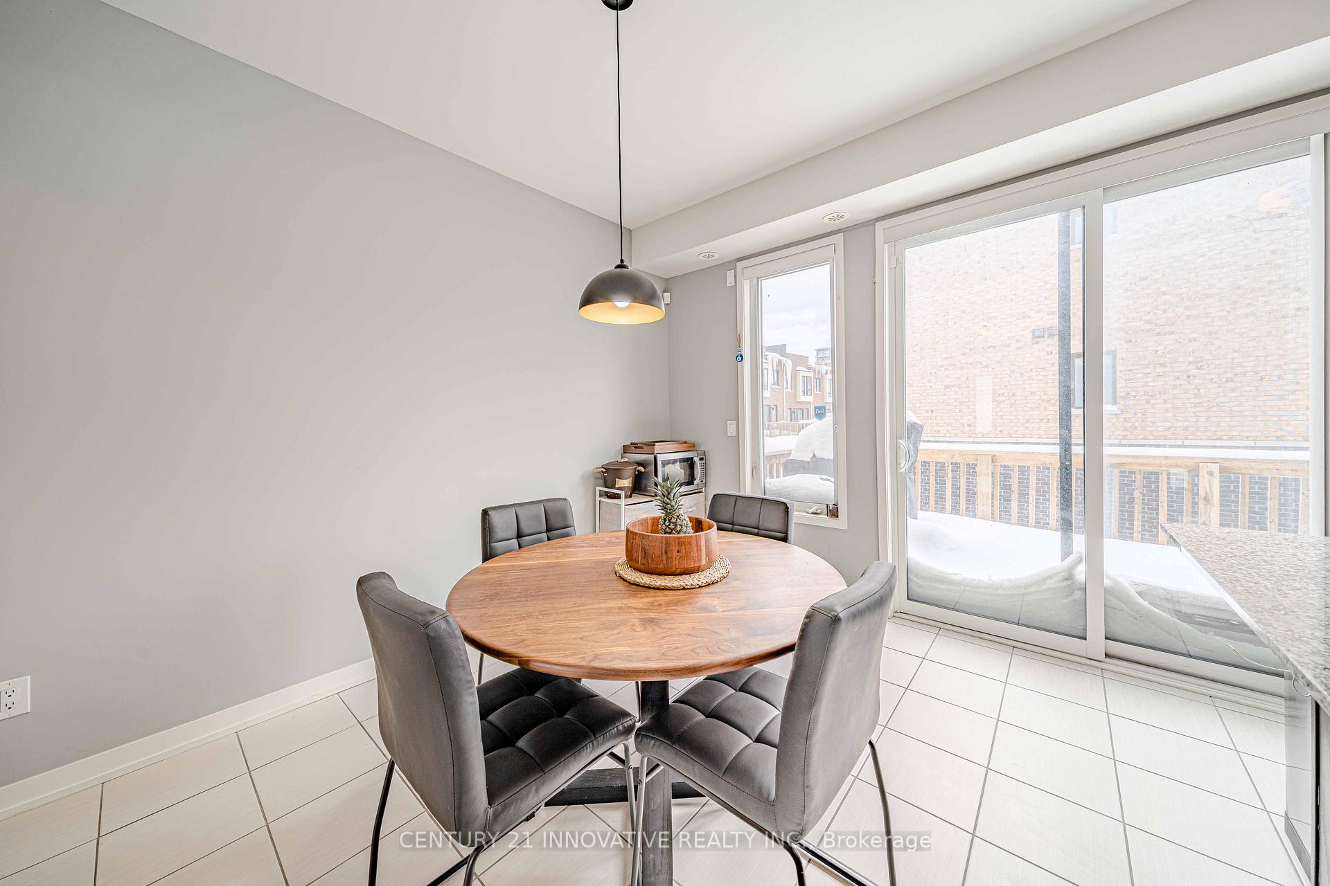 Photo 7 of 144 Salterton Circle, Vaughan, Maple — HOMEH