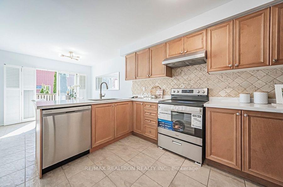 Photo 12 of 67 Monteith Crescent, Vaughan, Maple — HOMEH