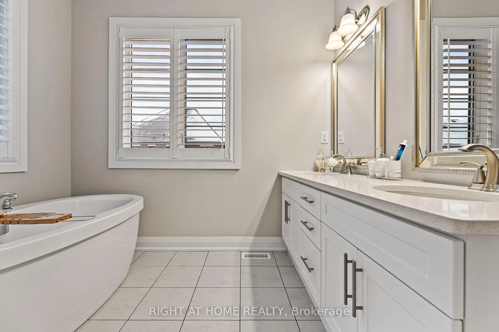Photo 37 of 71 Ten Pines Road, Vaughan, Kleinburg — HOMEH