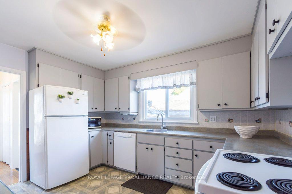 Photo 10 of 18 Holmes Road, Belleville, Belleville Ward — HOMEH