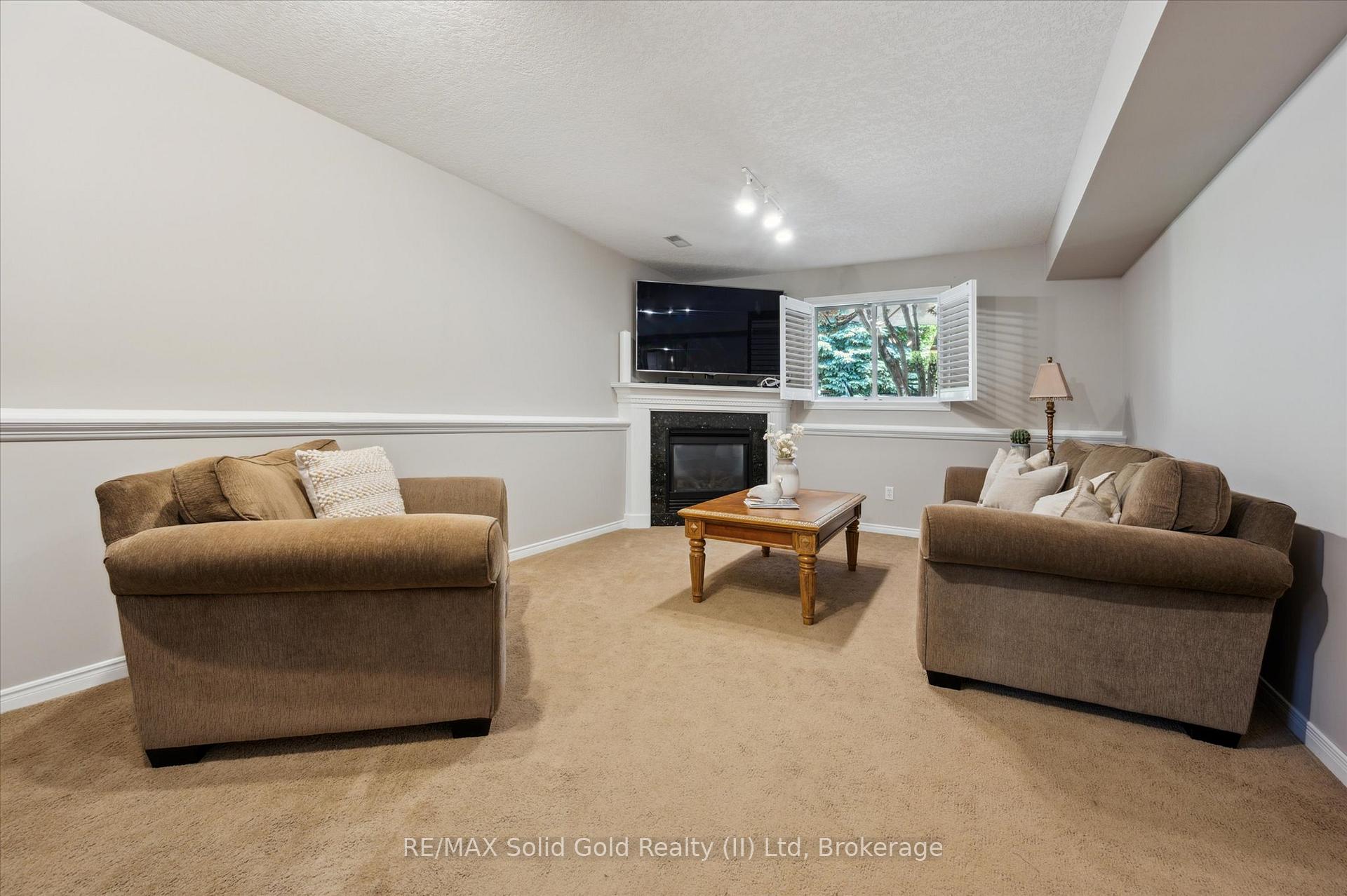 Photo 25 of 250A Inverhuron Cres, Waterloo — HOMEH