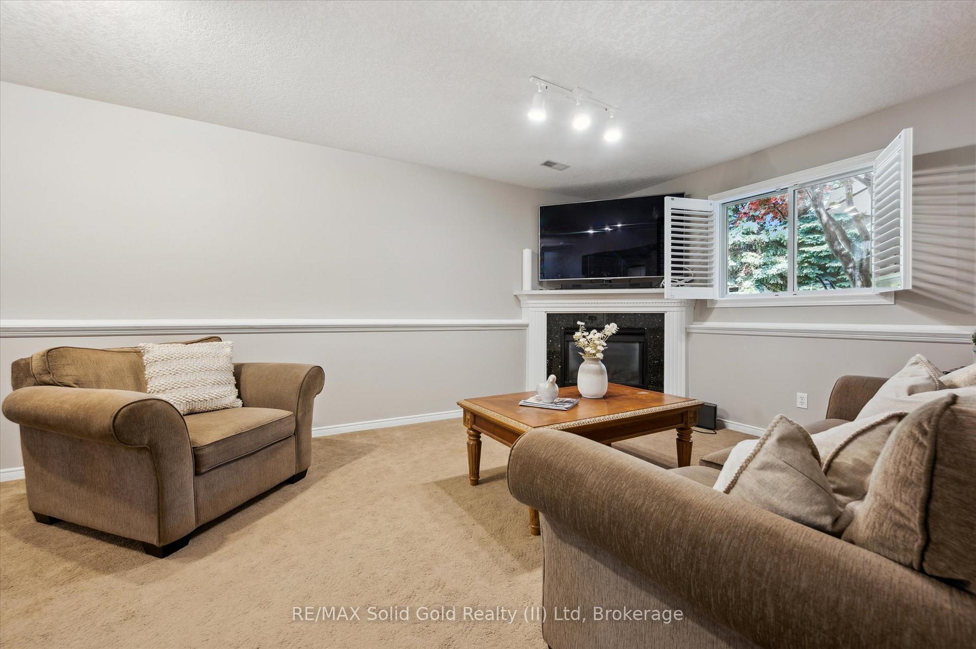 Photo 26 of 250A Inverhuron Cres, Waterloo — HOMEH
