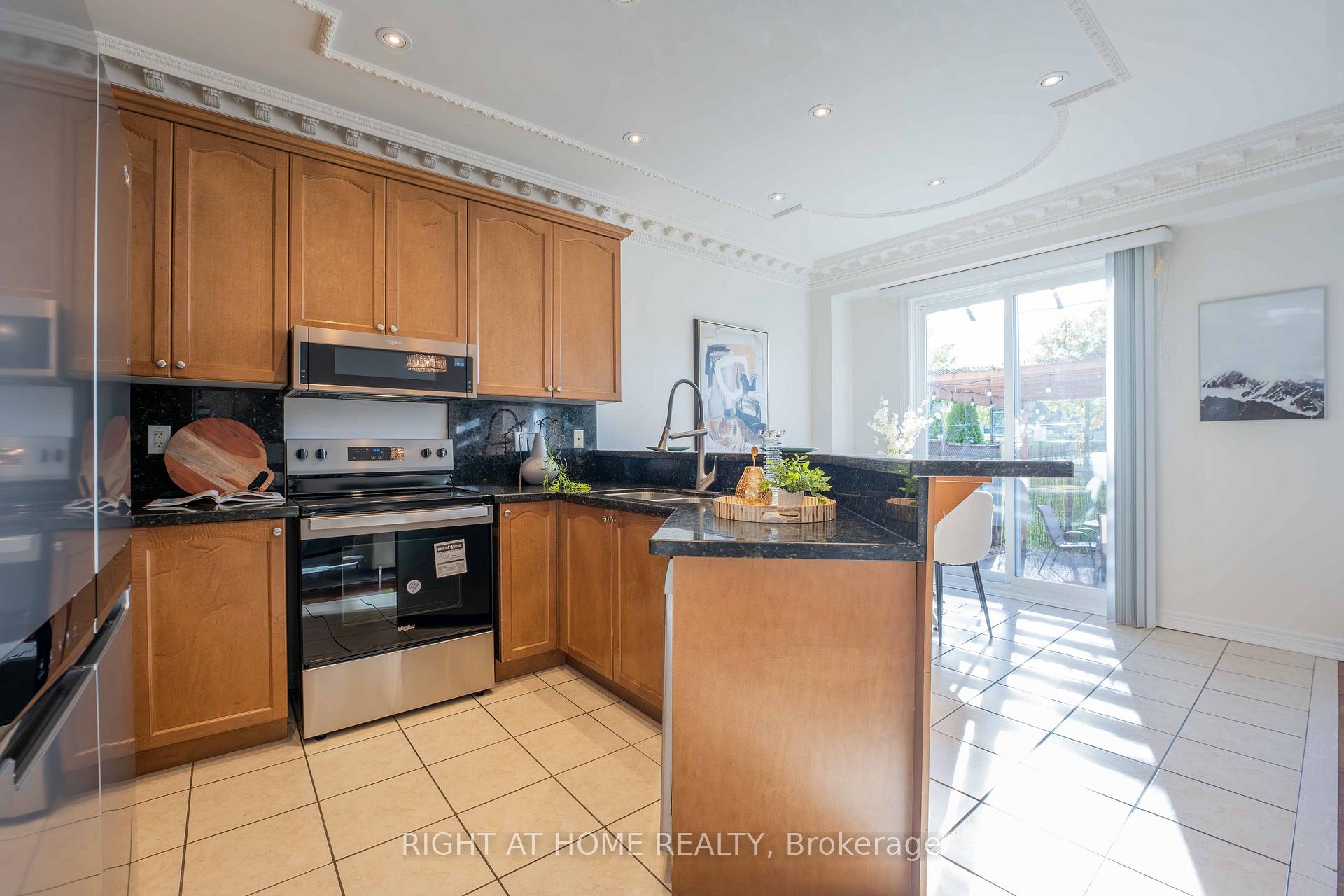 Photo 11 of 86 Dewpoint Road, Vaughan, Patterson — HOMEH