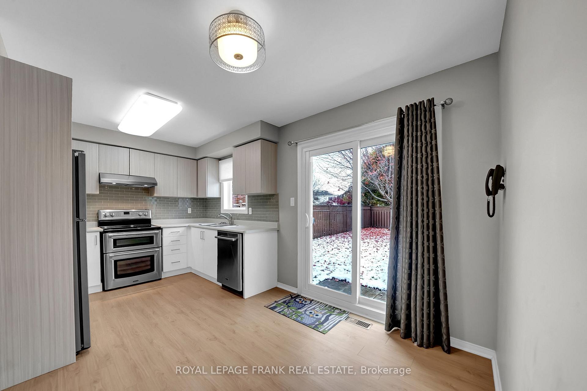 Photo 5 of 4 Barwick Court, Whitby, Downtown Whitby — HOMEH