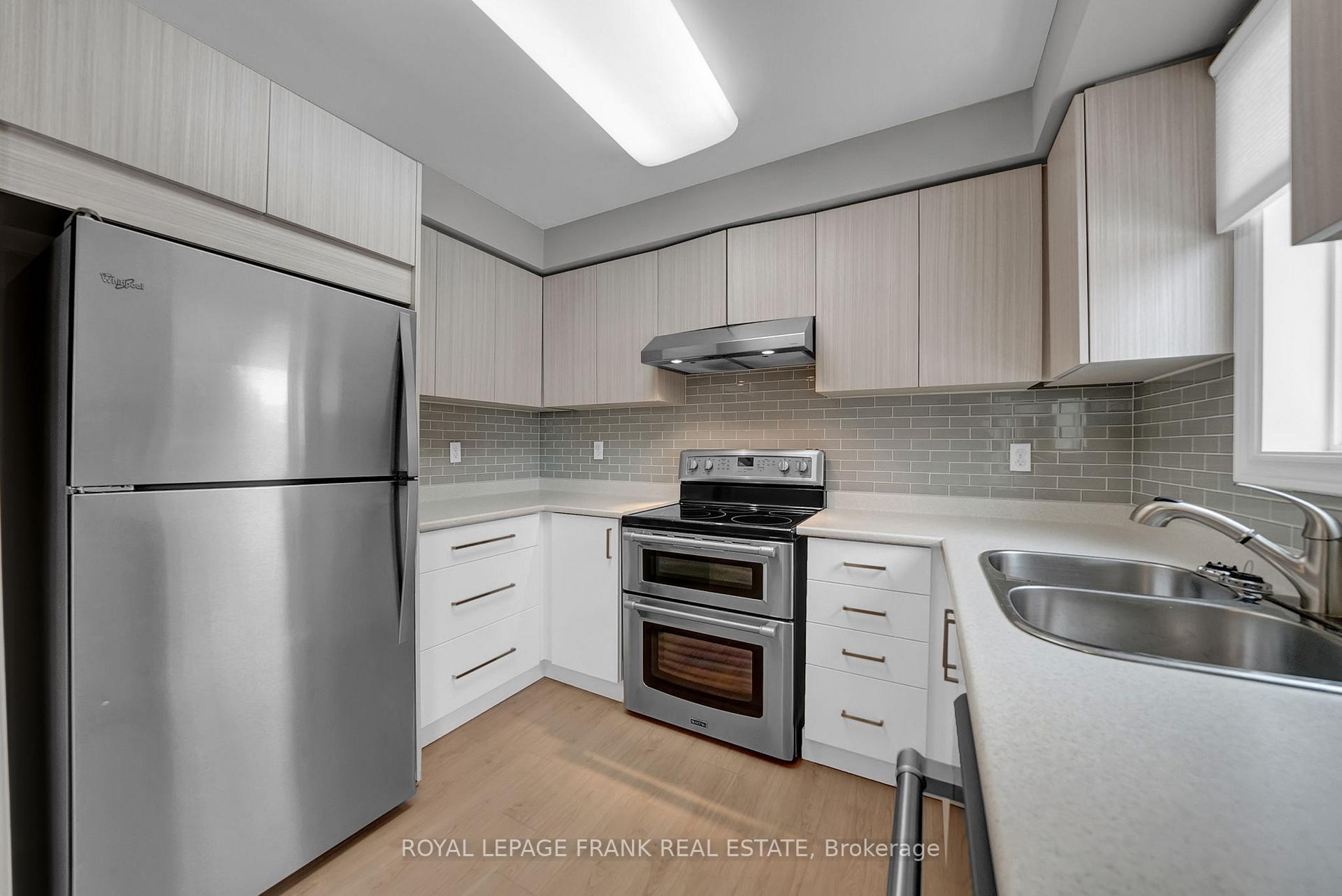 Photo 6 of 4 Barwick Court, Whitby, Downtown Whitby — HOMEH