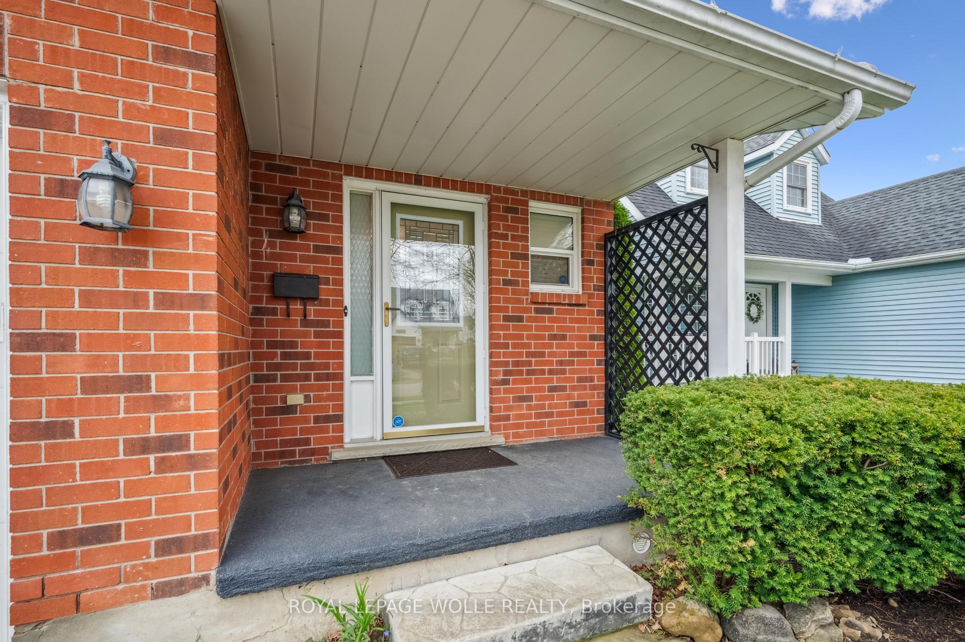 Photo 4 of 317 Bushview Crescent, Waterloo — HOMEH