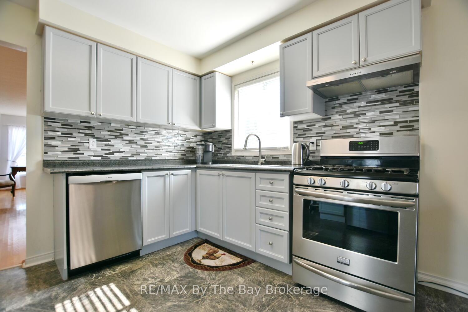 Photo 10 of 41 Evergreen Crescent, Wasaga Beach — HOMEH