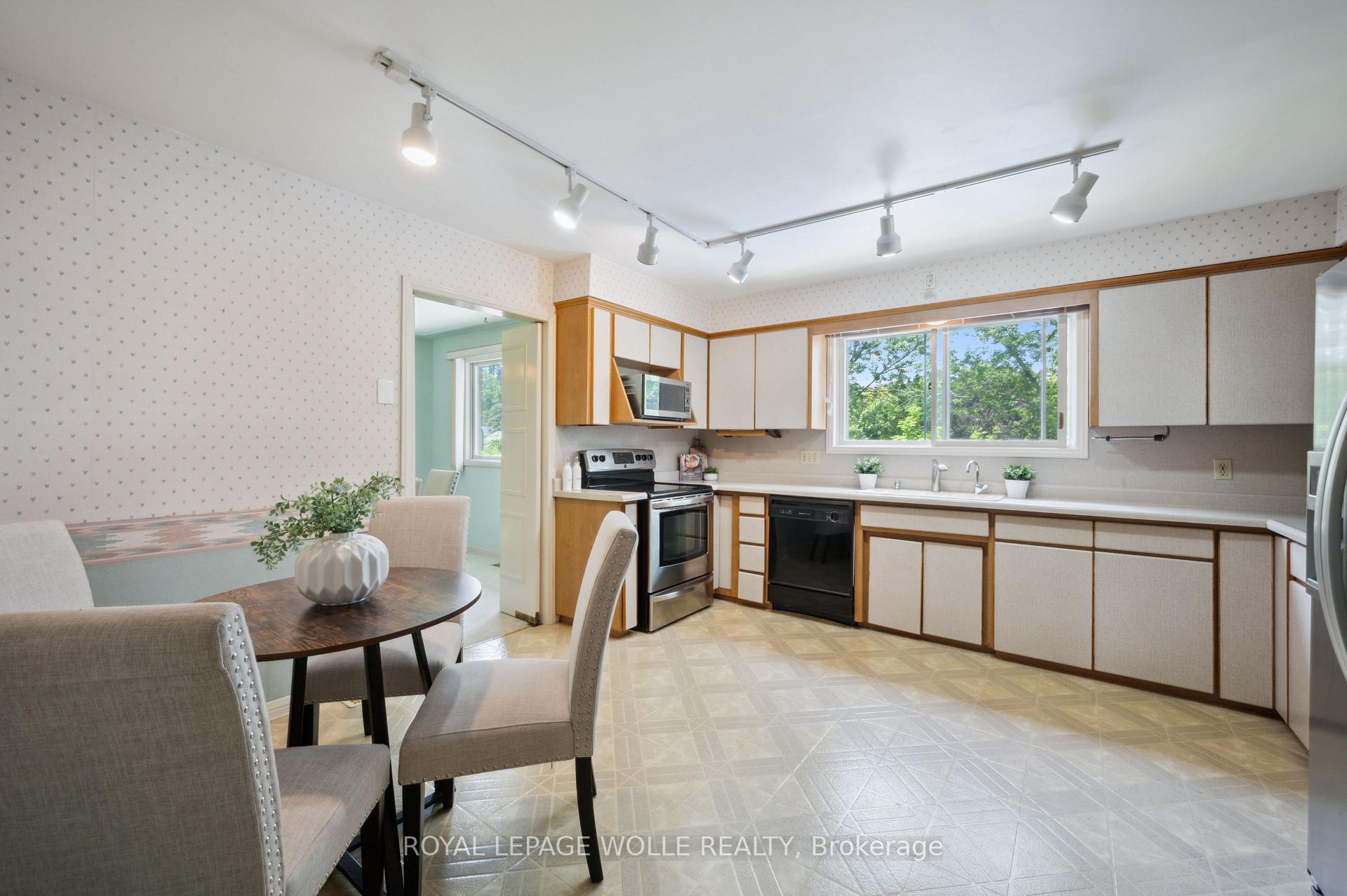 Photo 14 of 143 Weston Place, Waterloo — HOMEH