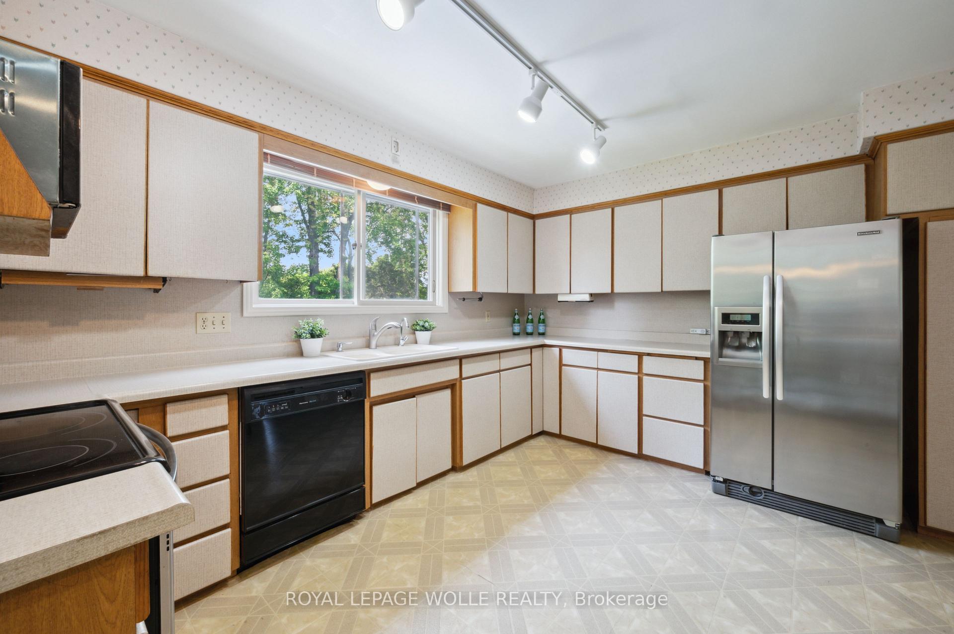 Photo 16 of 143 Weston Place, Waterloo — HOMEH