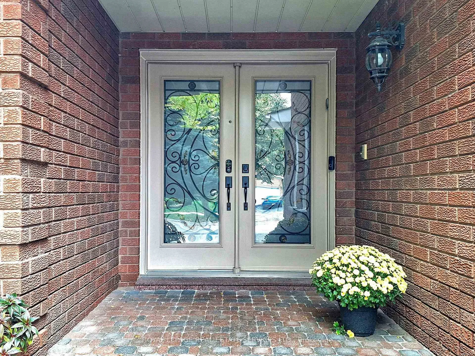 Photo 2 of 258 Westmount Boulevard, Vaughan, Beverley Glen — HOMEH