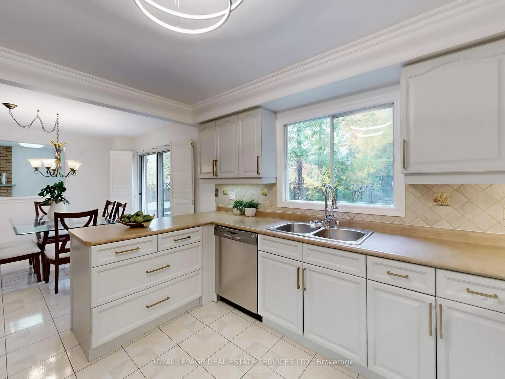 Photo 10 of 258 Westmount Boulevard, Vaughan, Beverley Glen — HOMEH