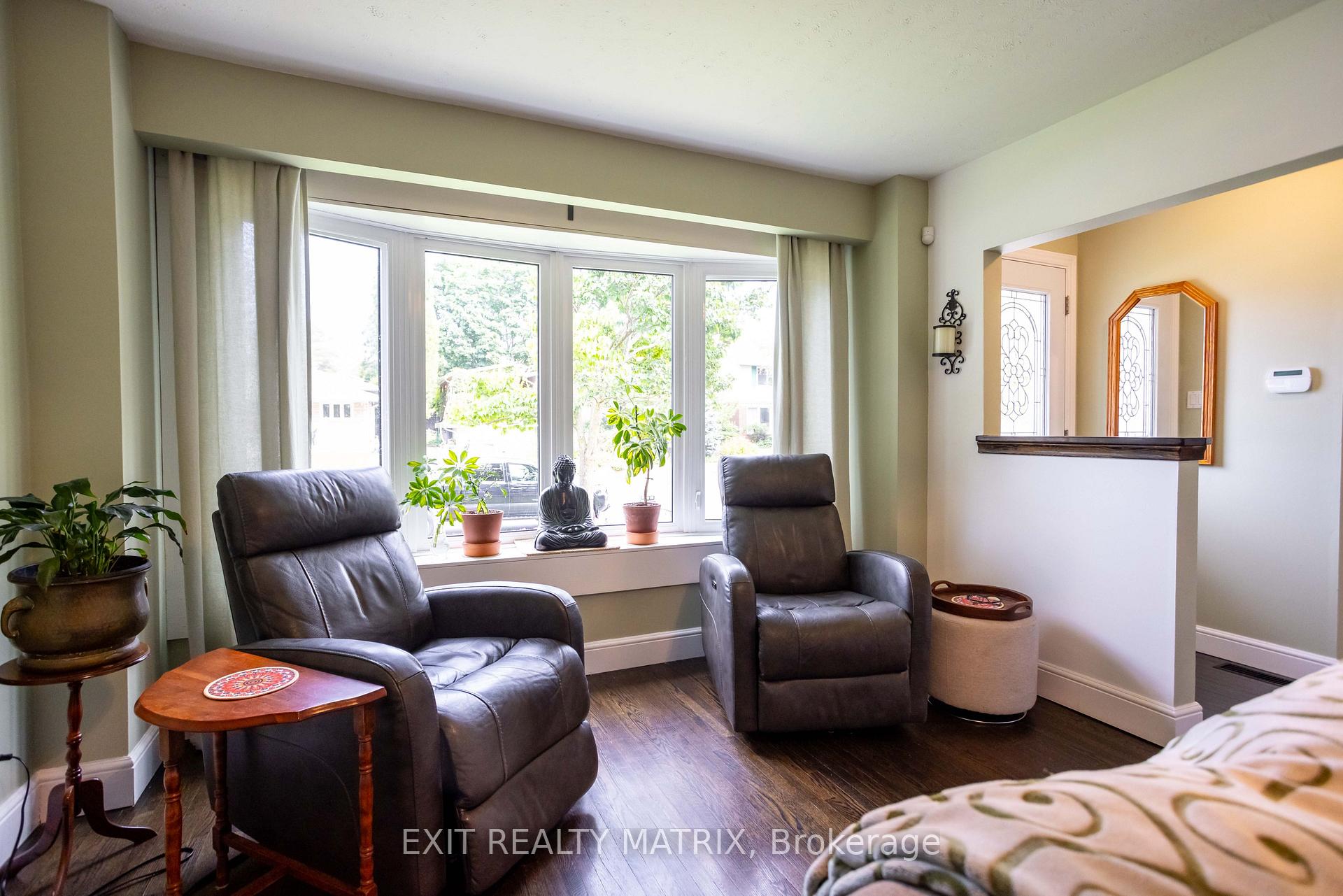 Photo 4 of 1860 Featherston Drive, Ottawa, Guildwood Estates - Urbandale Acres — HOMEH