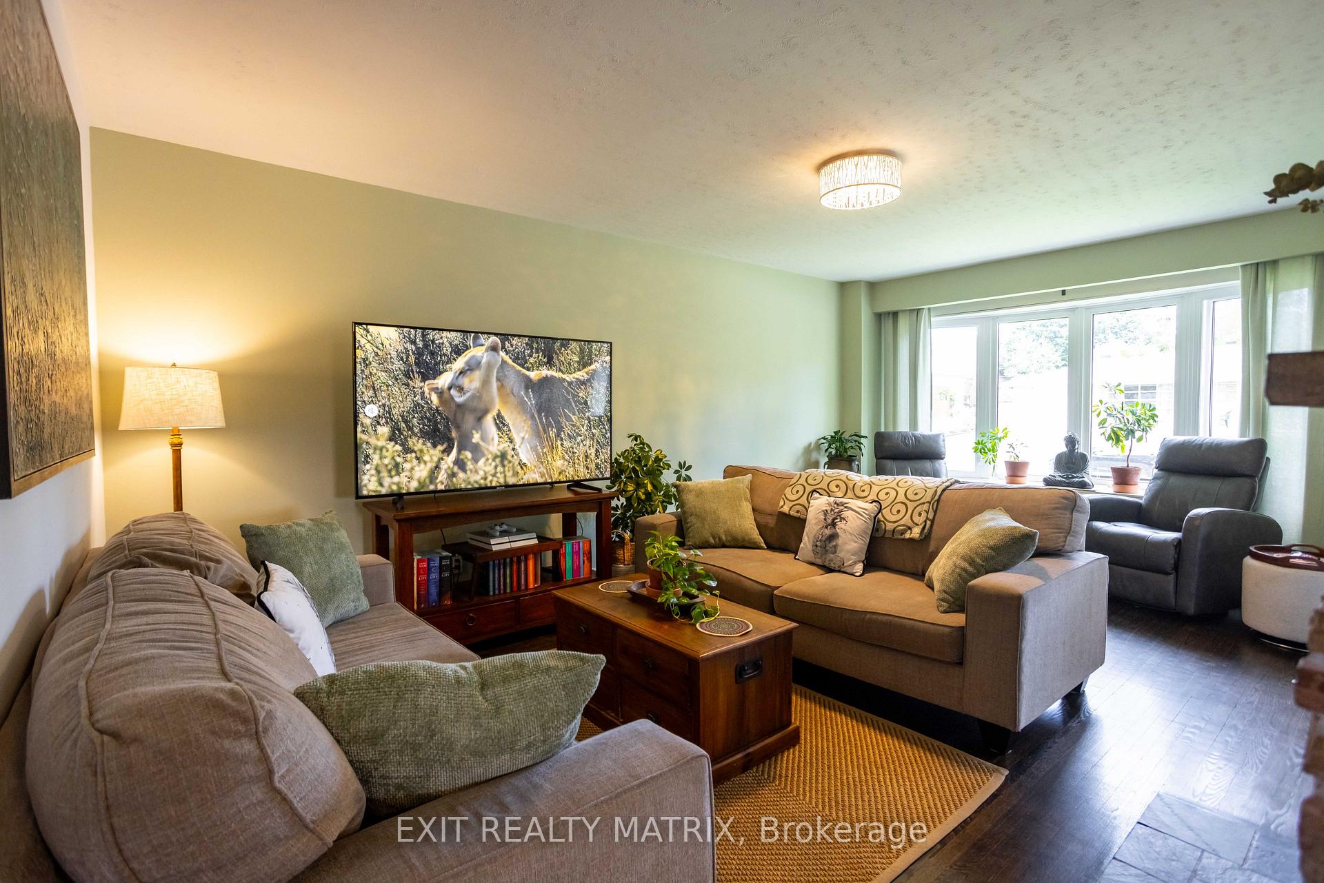 Photo 2 of 1860 Featherston Drive, Ottawa, Guildwood Estates - Urbandale Acres — HOMEH