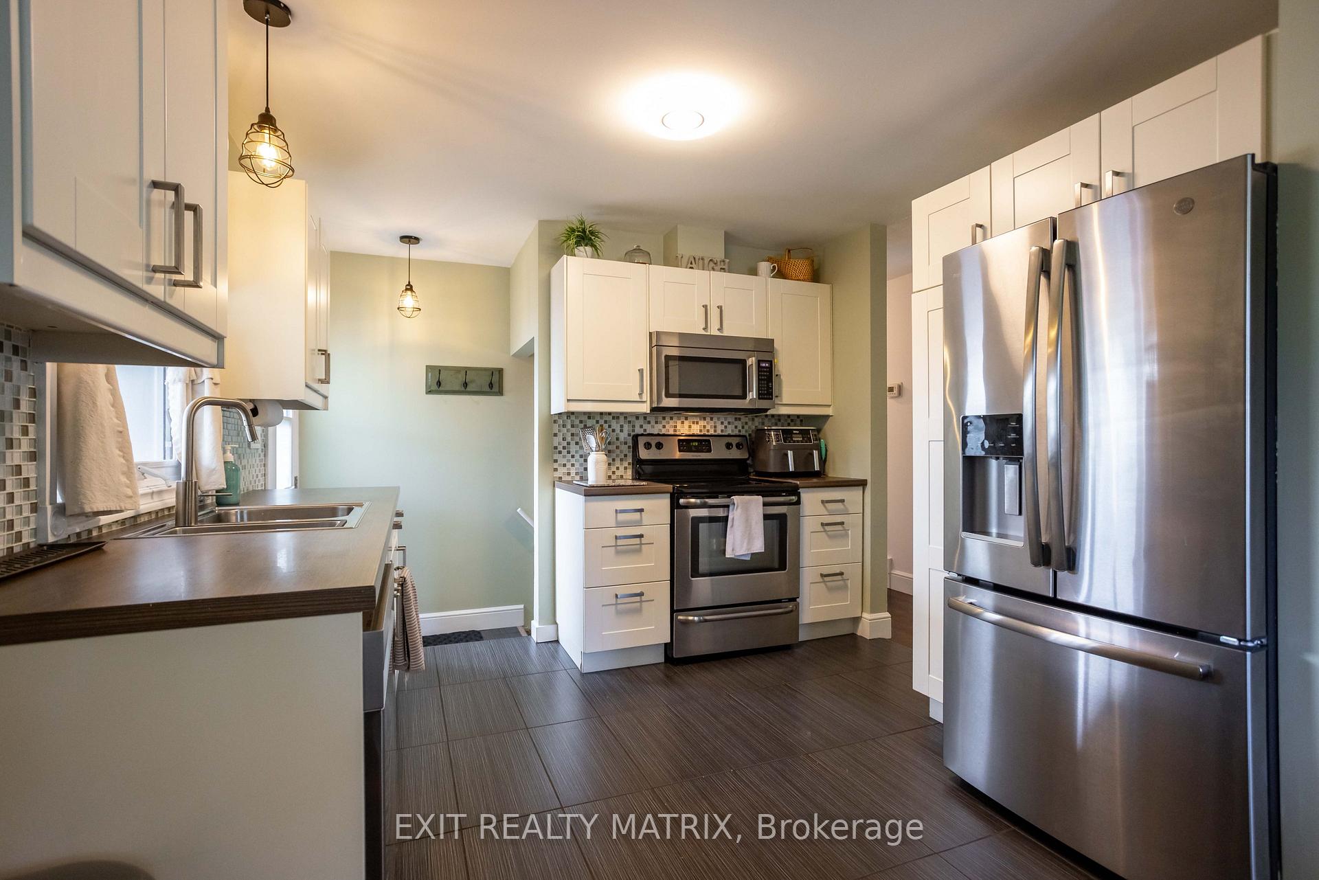 Photo 11 of 1860 Featherston Drive, Ottawa, Guildwood Estates - Urbandale Acres — HOMEH