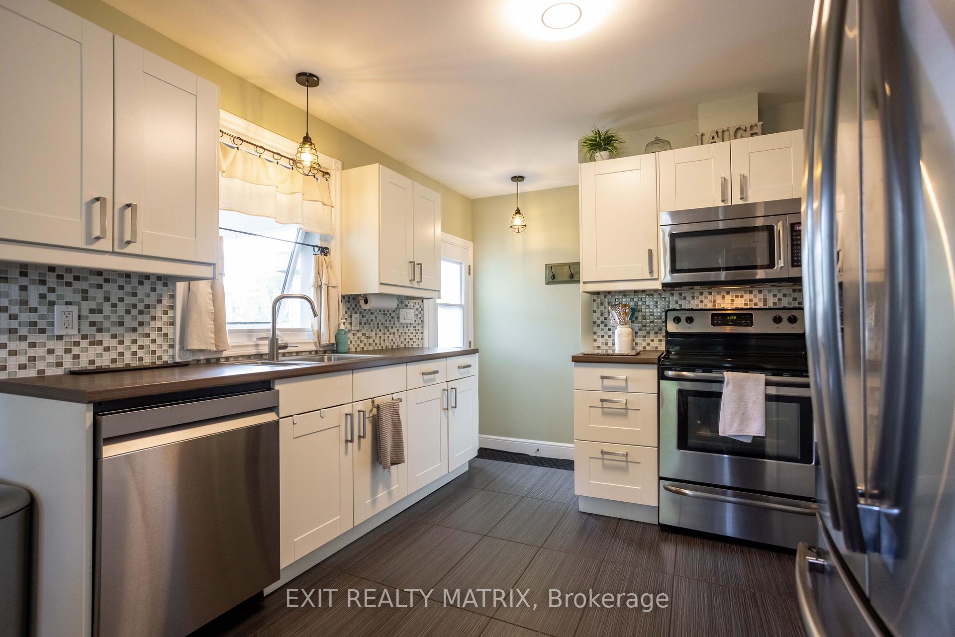 Photo 14 of 1860 Featherston Drive, Ottawa, Guildwood Estates - Urbandale Acres — HOMEH