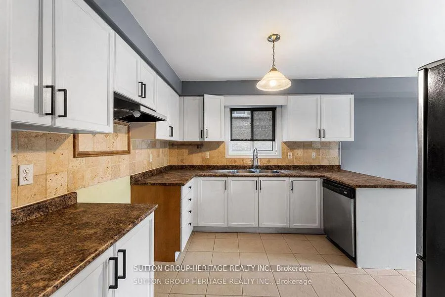 Photo 9 of 34 Ball Crescent, Whitby, Williamsburg — HOMEH